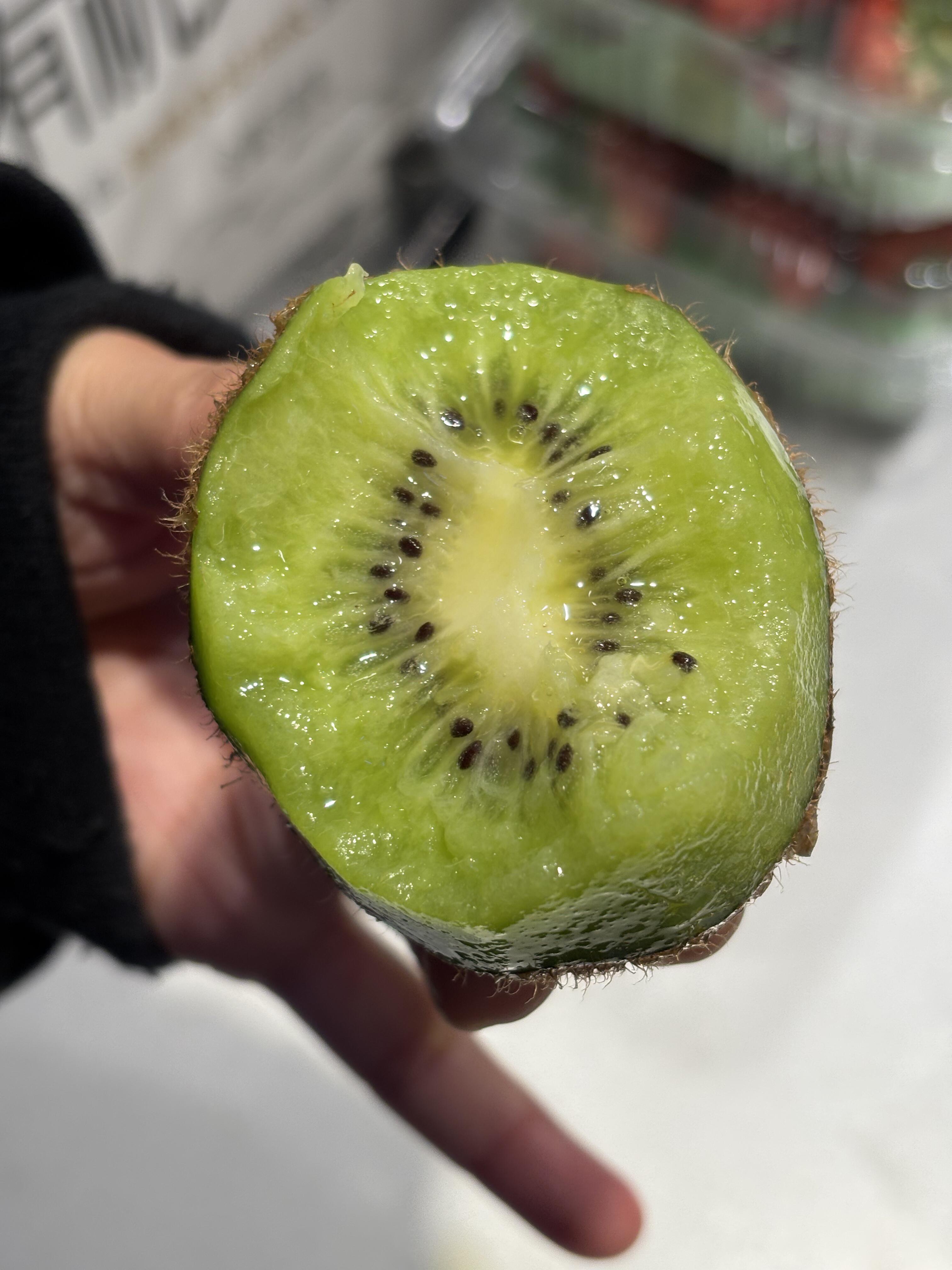 今天体验到了啥叫一口爆汁😎 徐香猕猴桃🥝 配图3