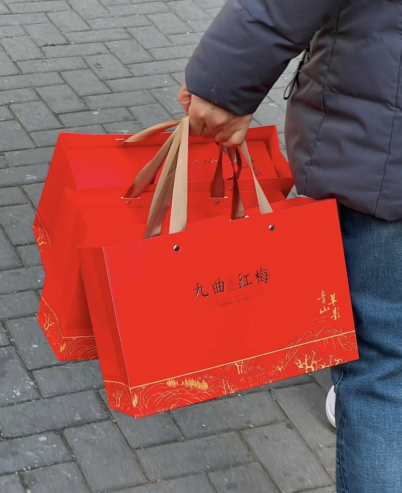 九曲红梅，茶香袅袅，似红梅绽放于舌尖。其 配图1