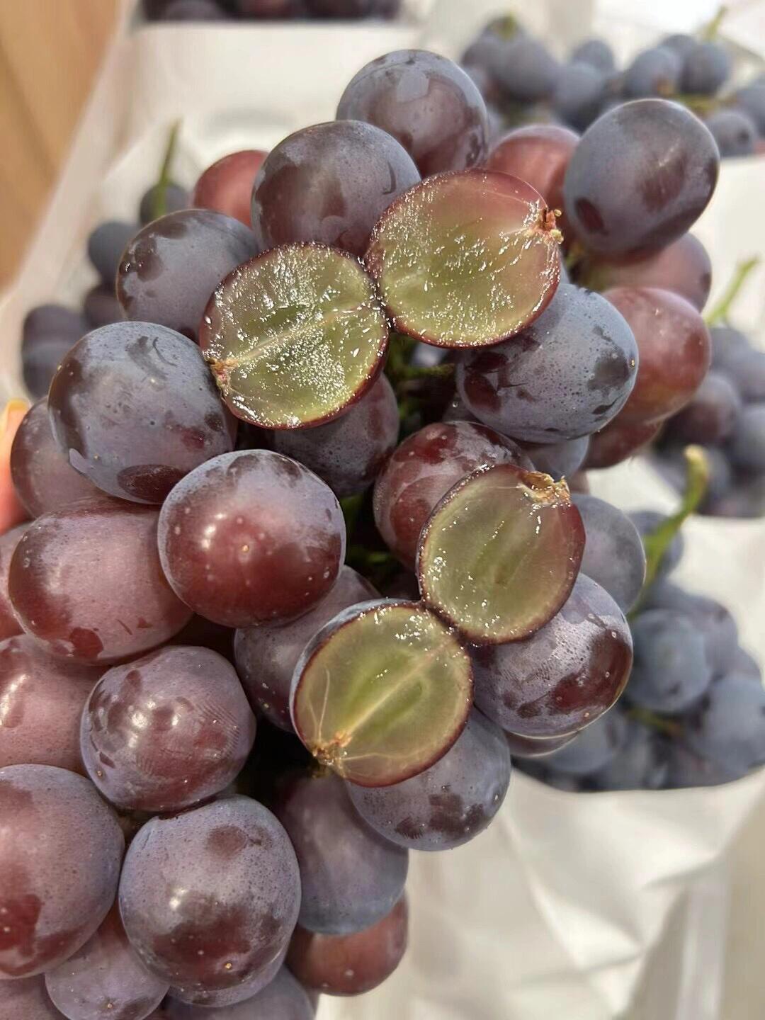 🍇夏黑葡萄甜到犯规！ 果肉紧实脆嫩，汁水 配图1