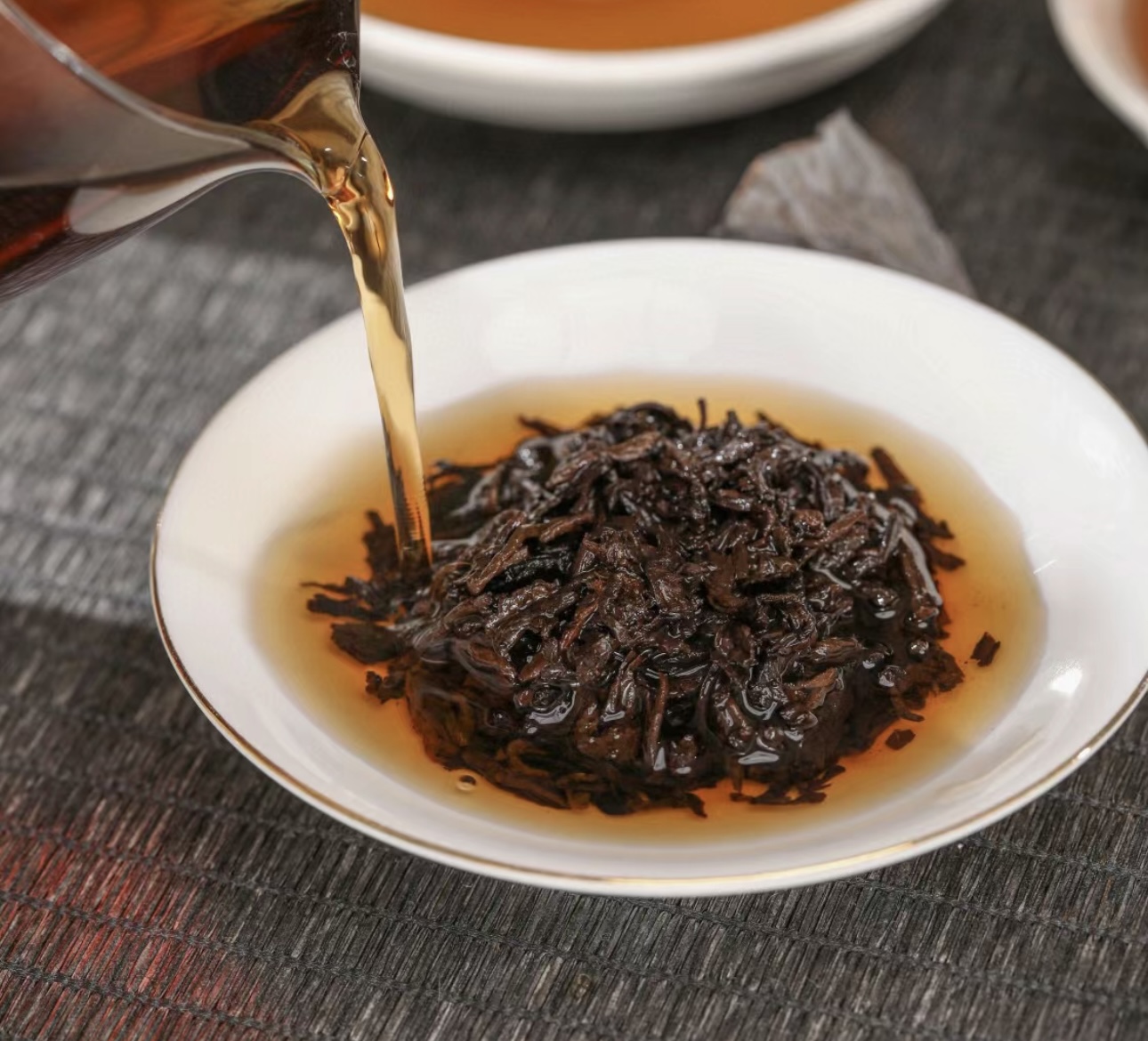  采用明前布朗山古树茶为原料，经传统工 配图2