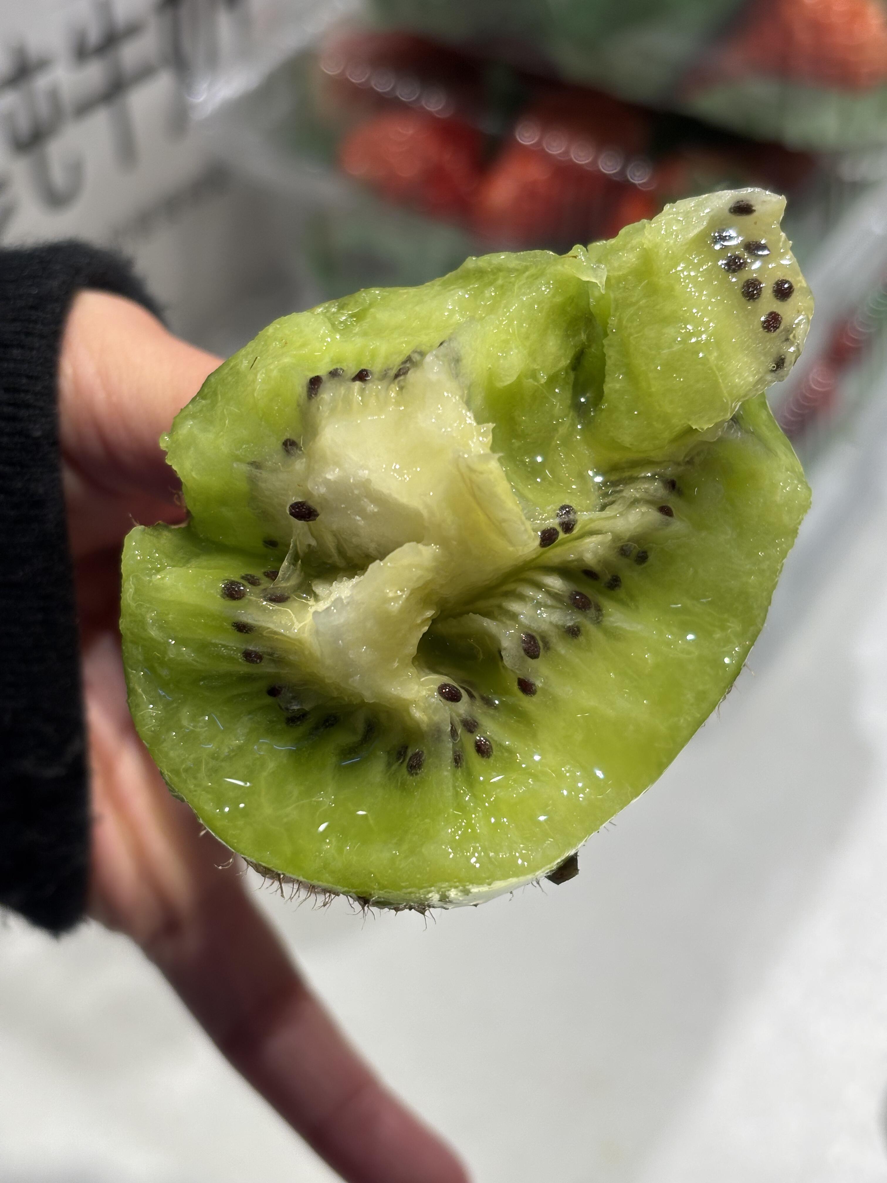 今天体验到了啥叫一口爆汁😎 徐香猕猴桃🥝 配图1