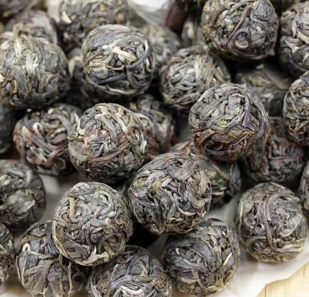 圆润可爱的龙珠，凝聚着茶叶的精华。沸水冲 配图2