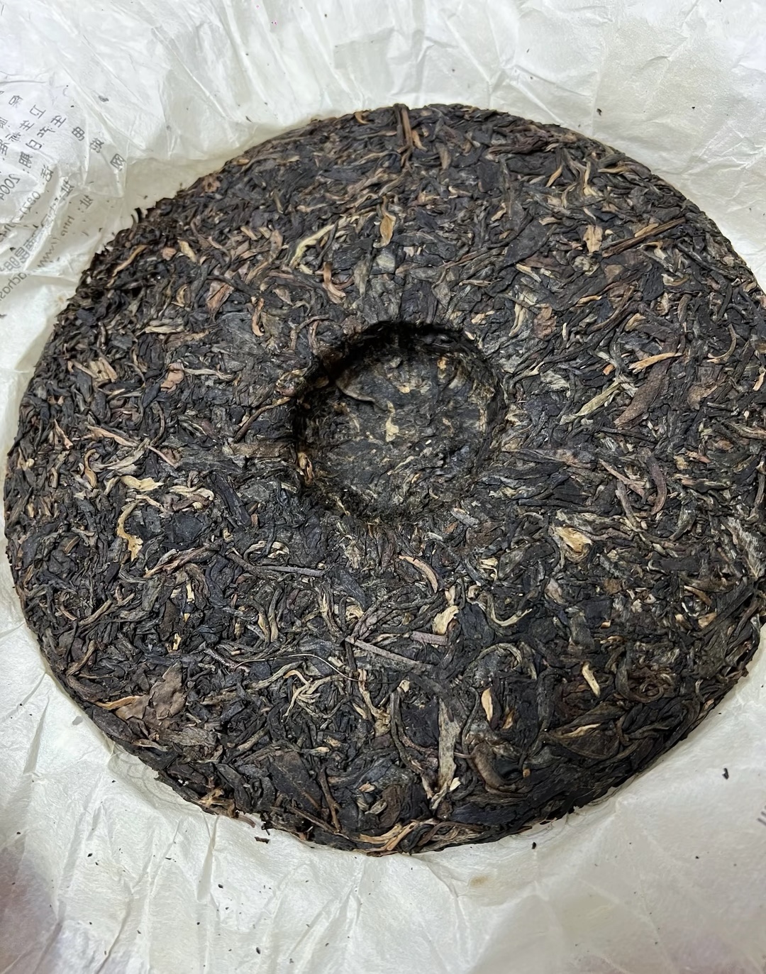 04年的大叶青饼， 汤色金黄，入口柔滑， 配图3