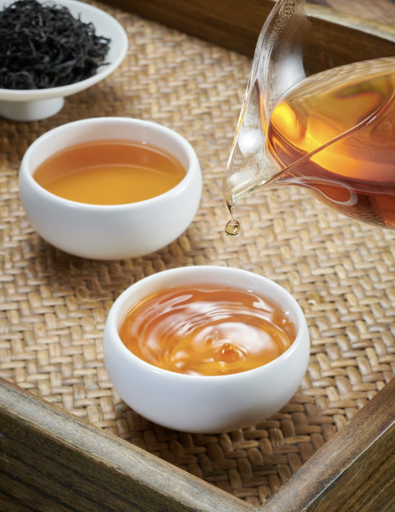 一杯红茶，色泽红润，香气馥郁。品味其中， 配图1