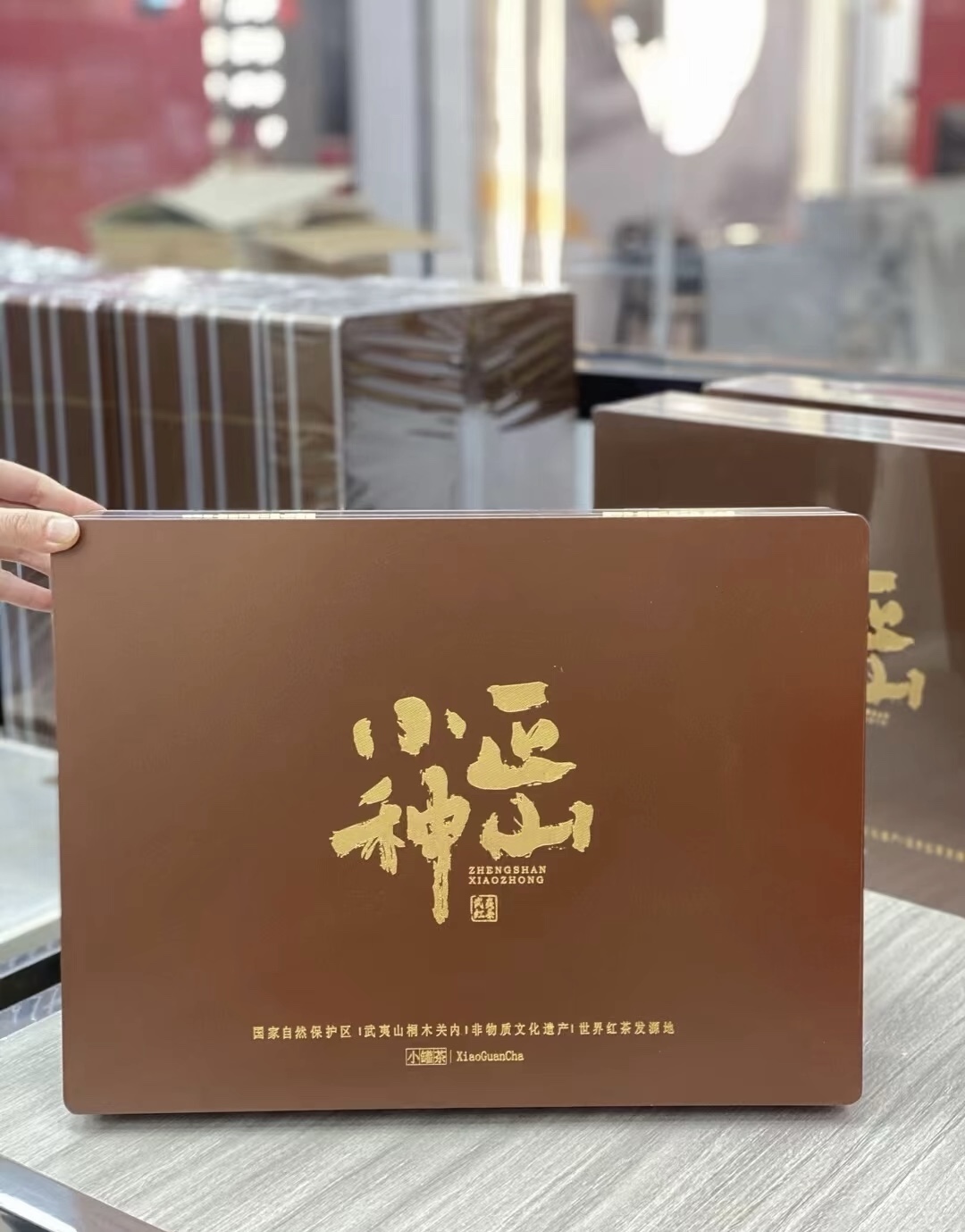 红茶的鼻祖正山小种小罐茶，条形黝黑分明， 配图1
