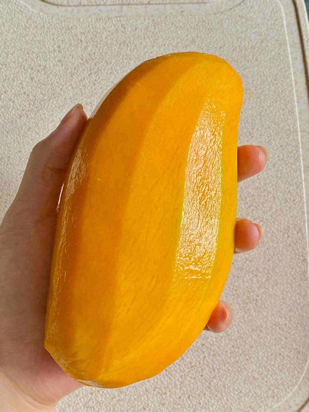 一颗芒果🥭，成熟芳香 只在手中停留片刻， 配图2