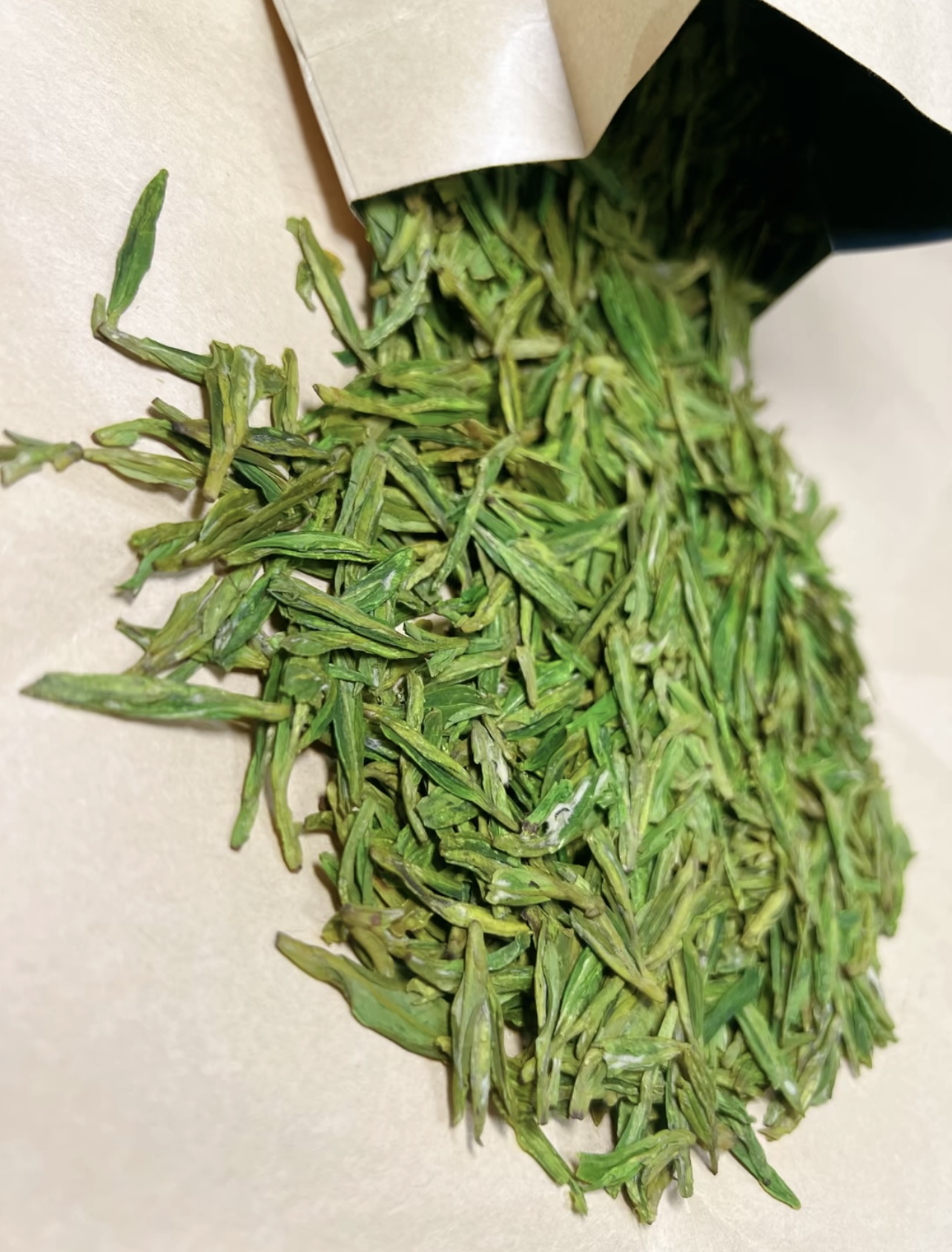颜值和口感全方位在线！ 外形扁平挺秀，色 配图1