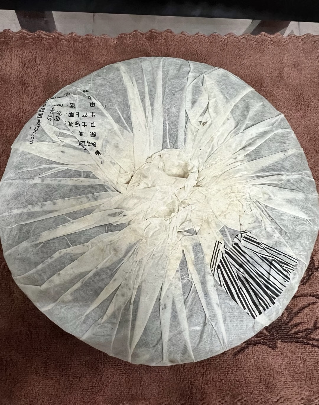 04年的大叶青饼， 汤色金黄，入口柔滑， 配图2