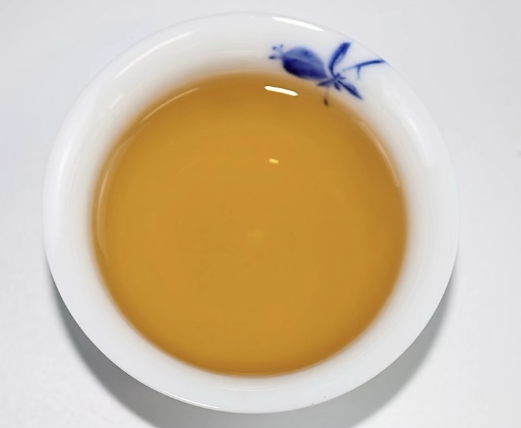 ①赏干茶 茶干条索紧实饱满，乌褐发亮。细嗅淡淡花果香，沁人心 配图4
