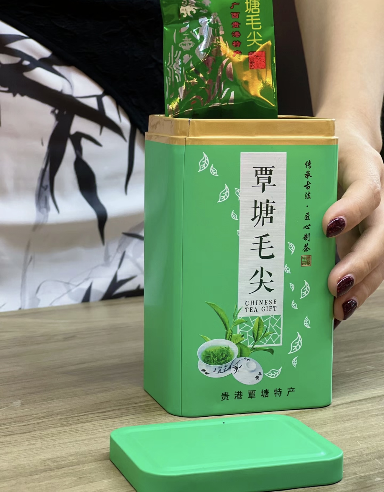 覃塘毛尖它外形条索纤细，色泽翠绿，茶香清 配图2