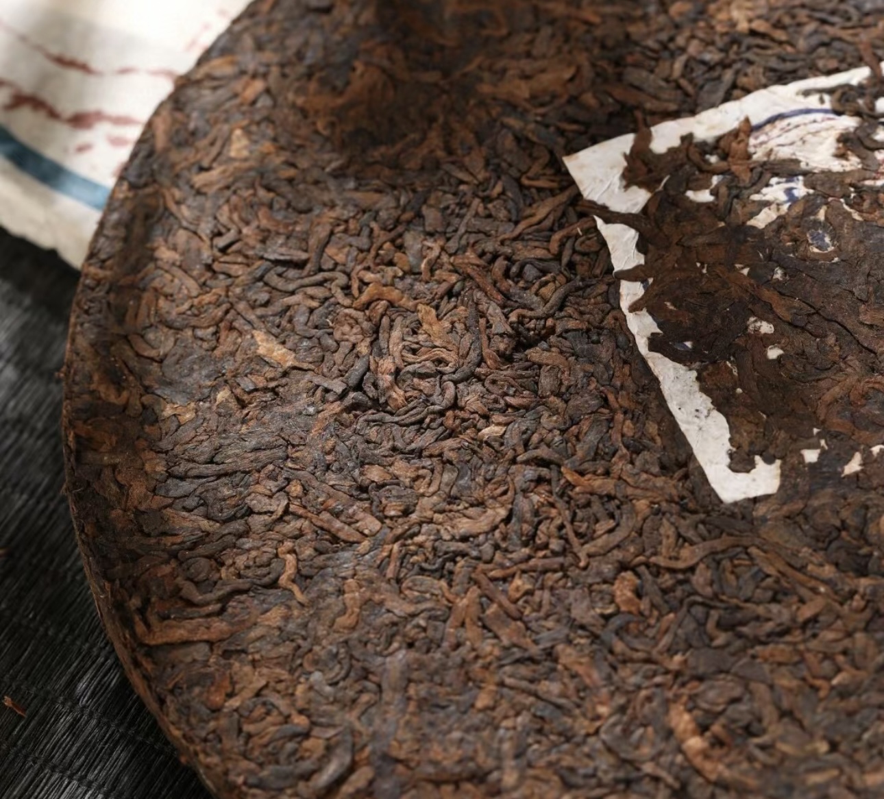  采用明前布朗山古树茶为原料，经传统工 配图1