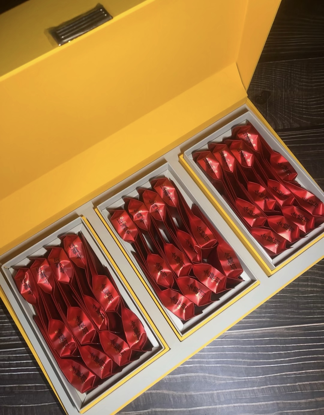 金骏眉红茶，其名称来源于“骏马”与“美眉 配图2
