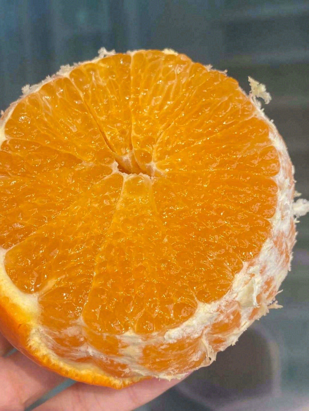 剥开橘子皮🍊呈现出的果肉非常嫩滑🌱 每粒 配图1