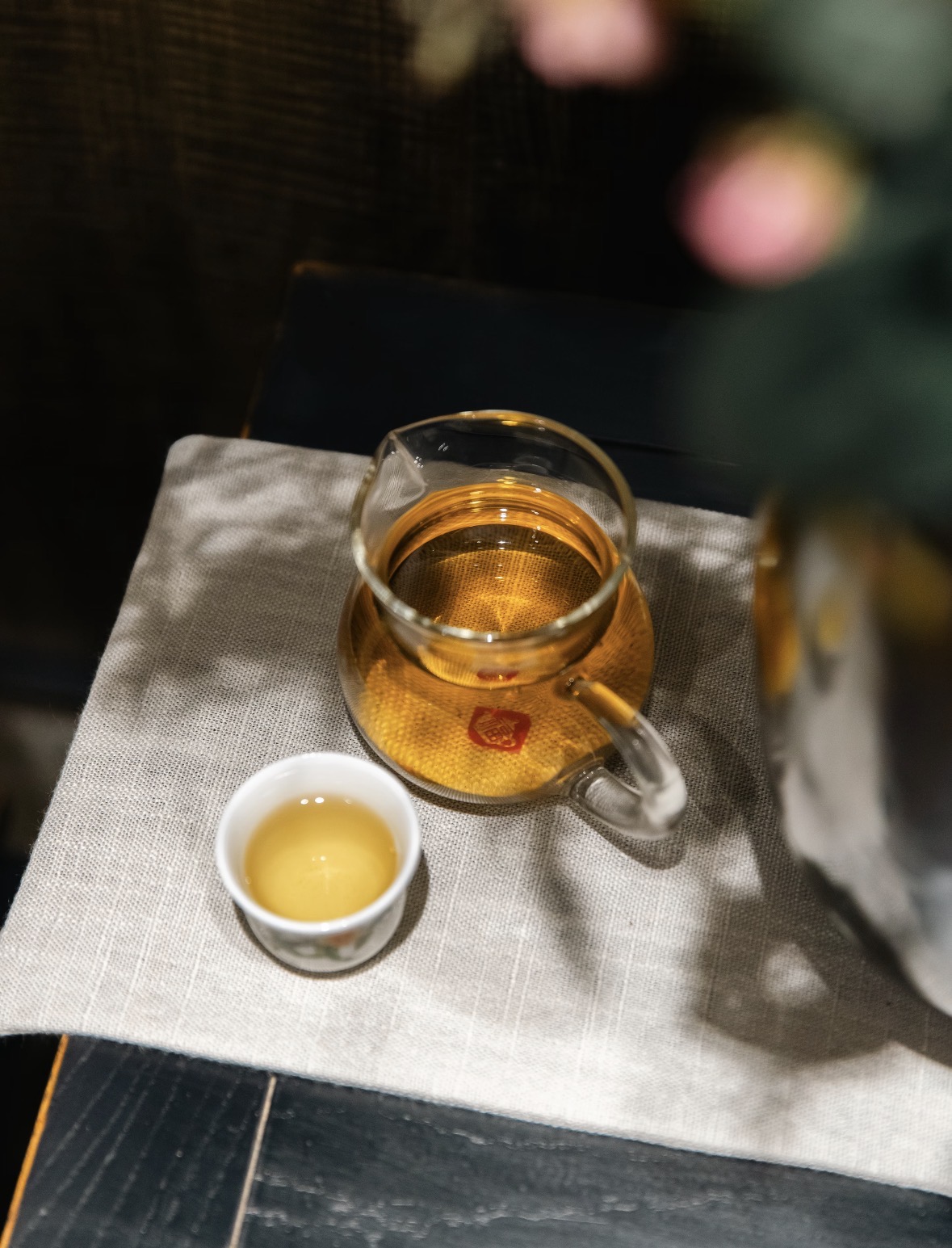 三月春启，宜饮黑金乌龙。 炭焙足火，茶性 配图2
