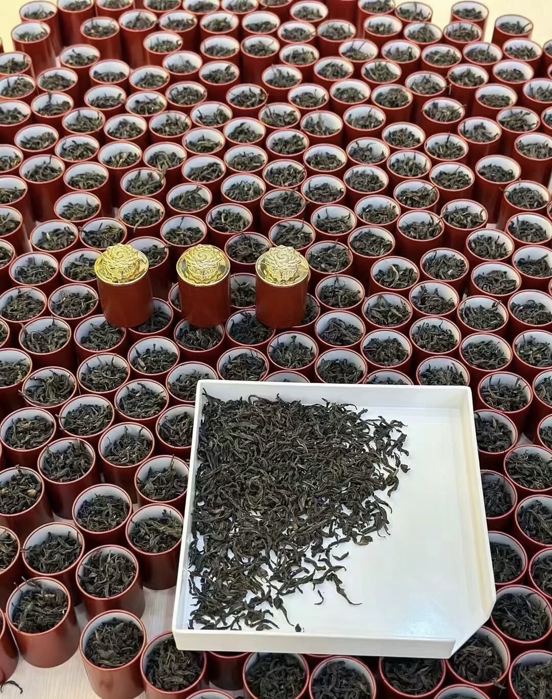 【大红袍】条索乌褐壮实，茶汤花香四溢，入 配图2