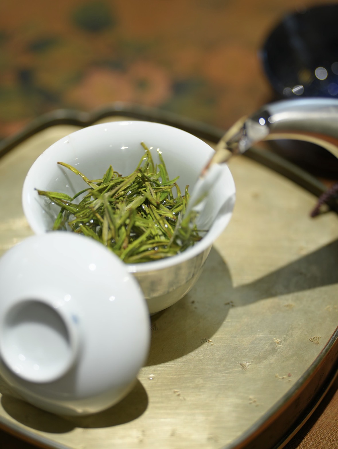 春风入茶山，安吉白茶头采上新。叶白脉翠， 配图2