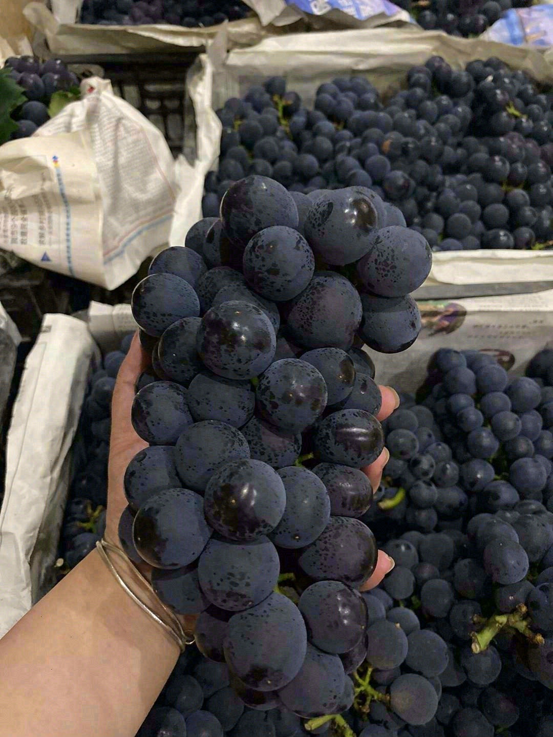 新鲜巨峰葡萄到货啦👉🍇 颗颗饱满泛着蓝紫 配图1