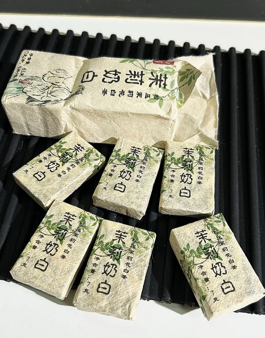 一杯茉莉花茶，吹开茶叶，细细品味，一股淡 配图1