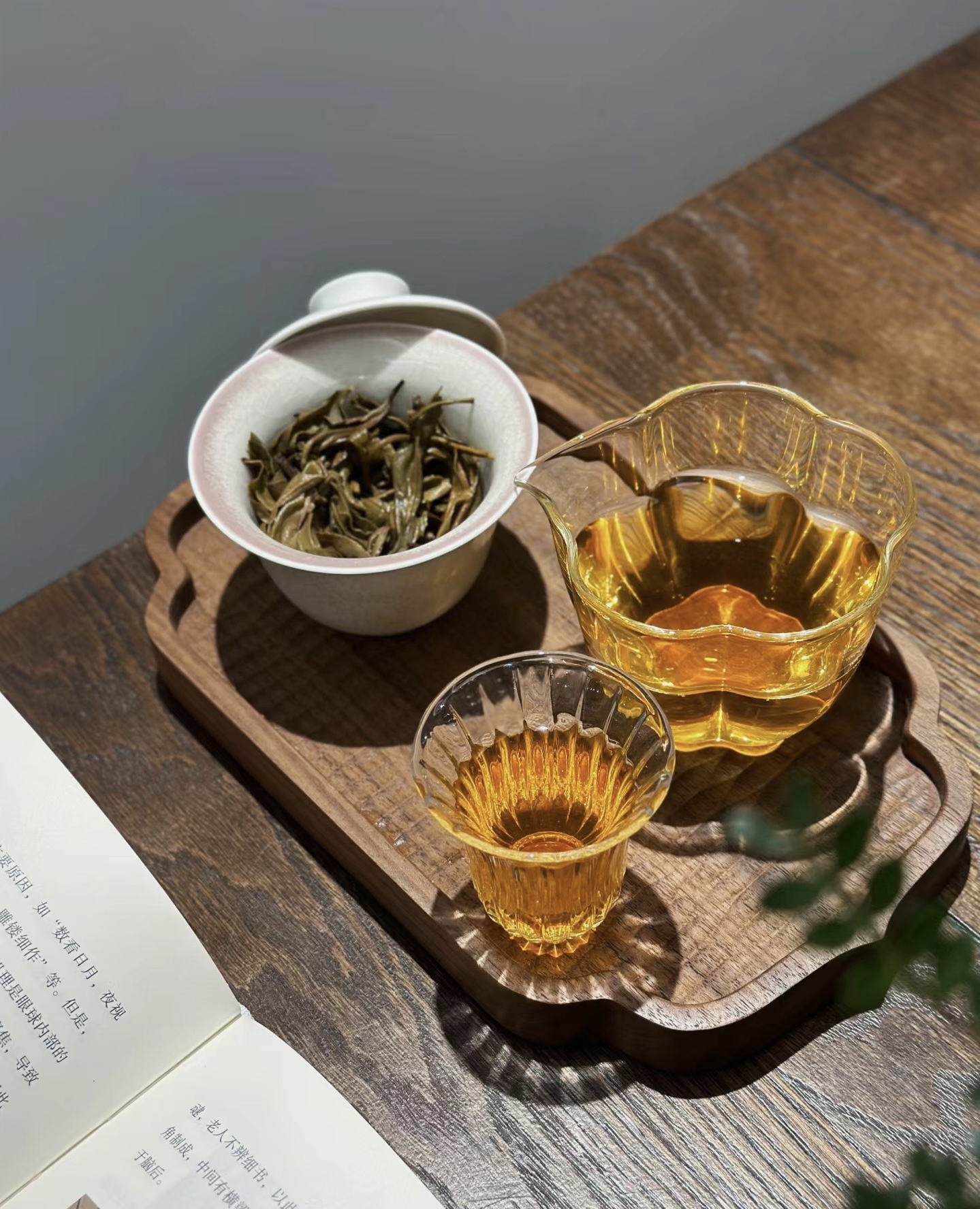 一道道沏过之后，茶叶终将沉于杯底释出清香 配图1