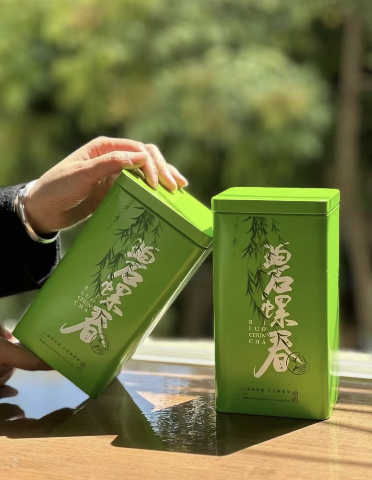 其外形条索纤细，卷曲成螺，满身披毫，银绿 配图1