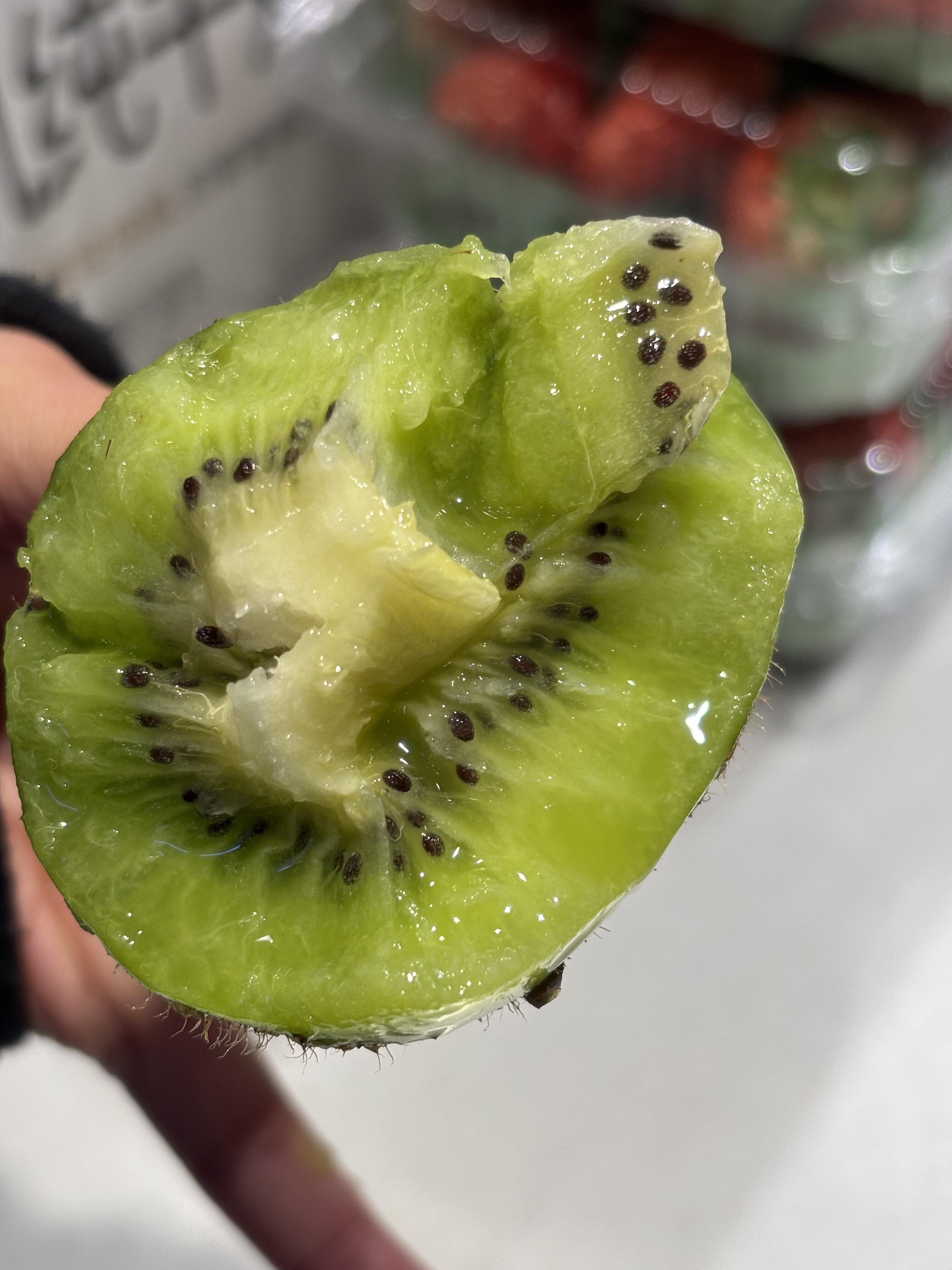 今天体验到了啥叫一口爆汁😎 徐香猕猴桃🥝 配图2