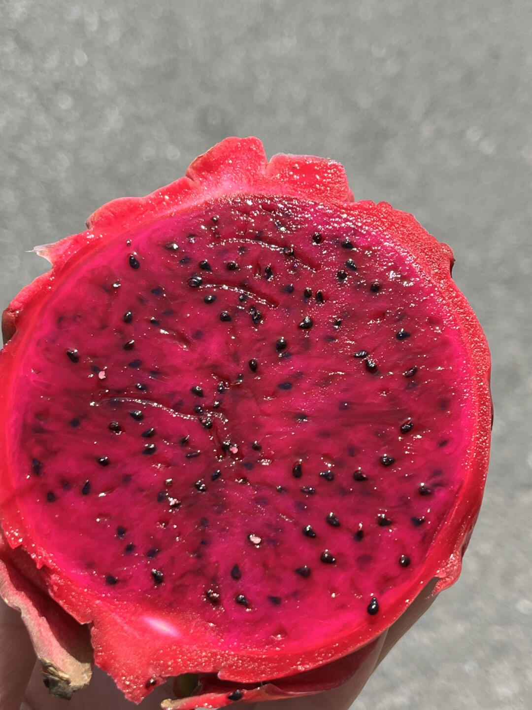 红心火龙果🔥 ✅剥开皮后的果肉软嫩嫩的， 配图3
