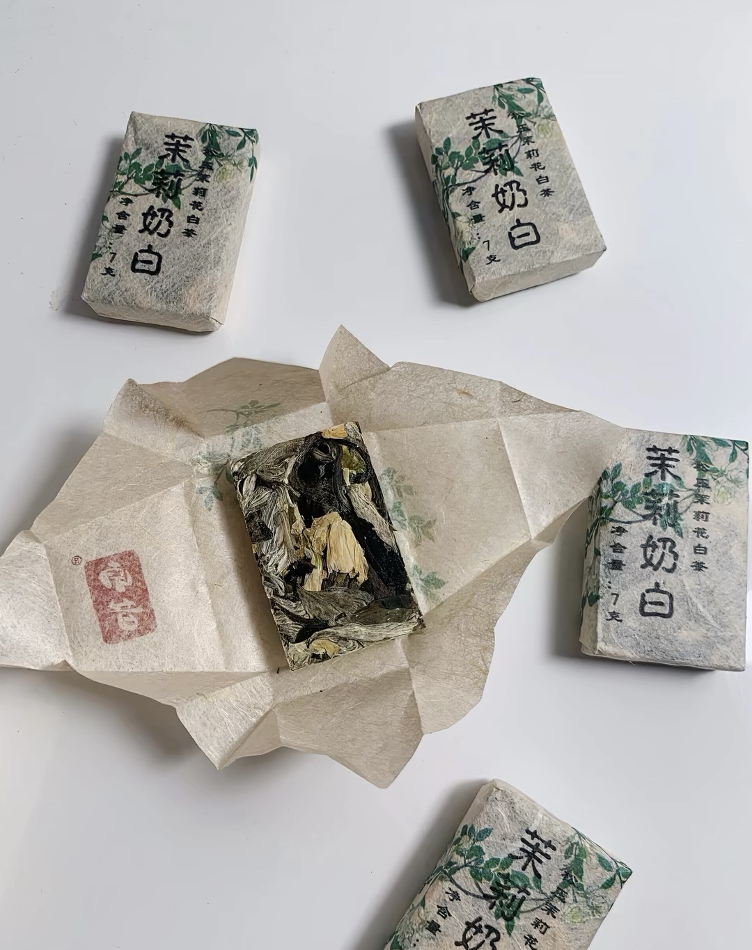 一杯茉莉花茶，吹开茶叶，细细品味，一股淡 配图3