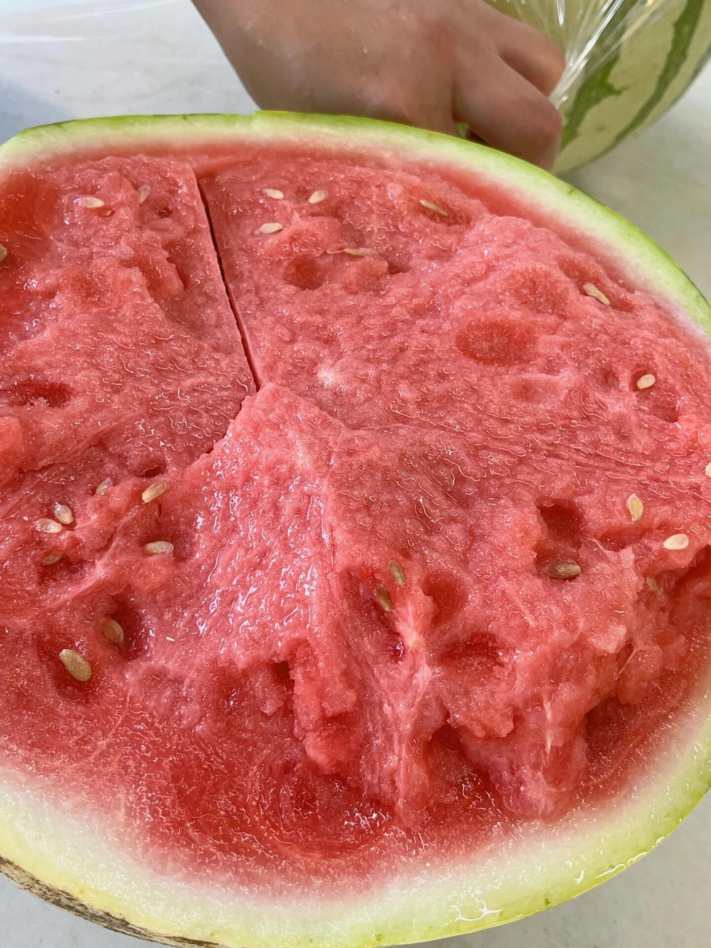 🔆 这么闷热的天 还是抱着🍉 西瓜吃最实 配图1