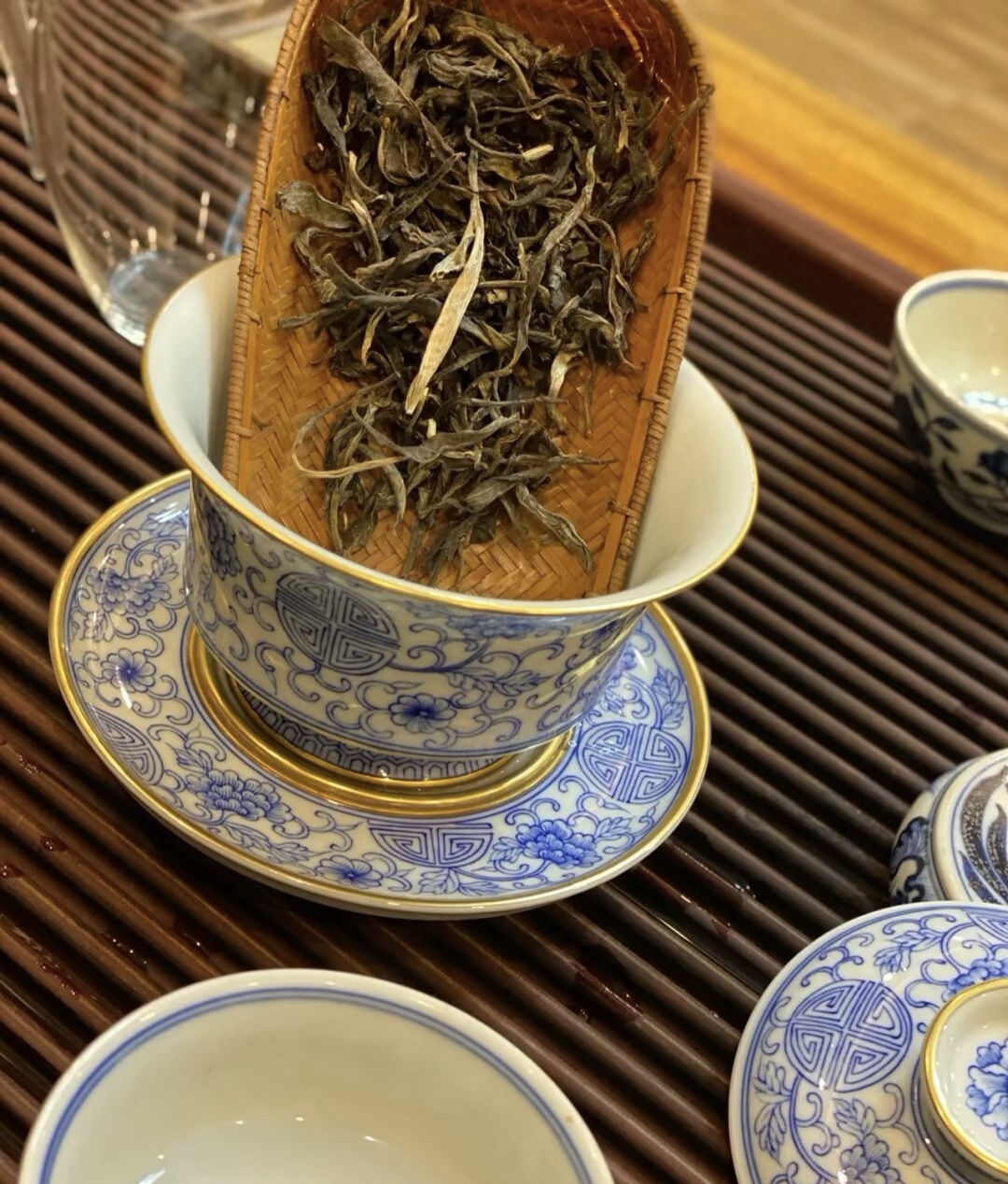 茶能静心，水能清尘，用心品茶，则尘埃不惹 配图1