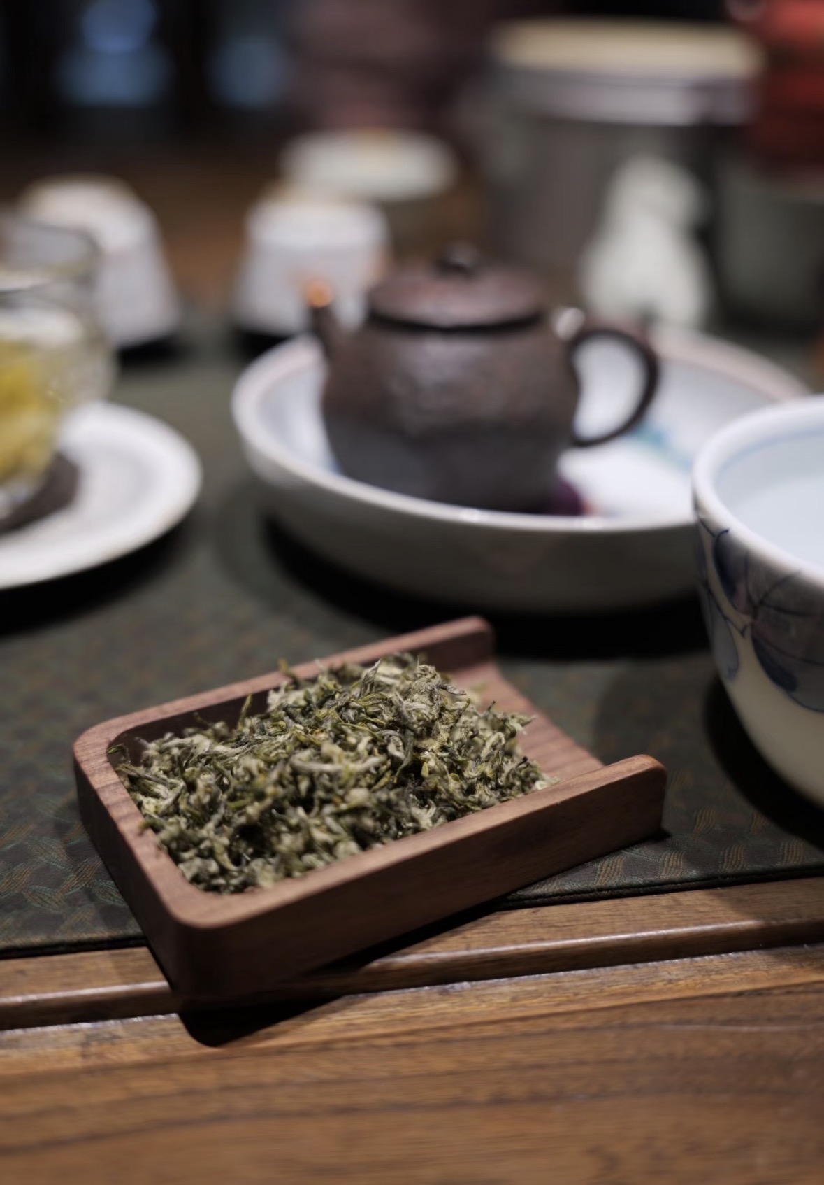 春茶至鲜，不过碧螺。条索纤细，满身披毫， 配图1