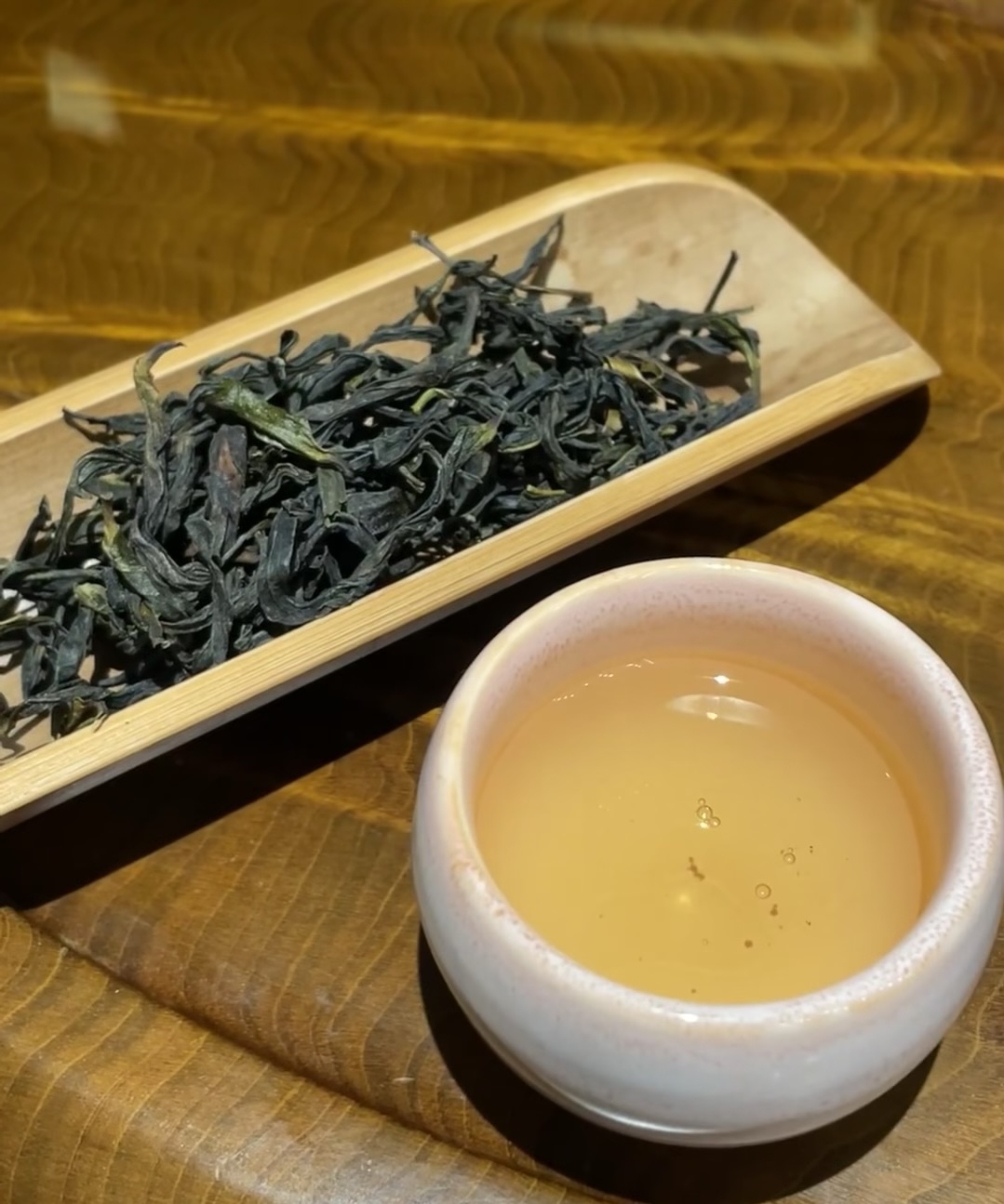 鸭屎香是高香茶，所以在冲泡时对温度的要求 配图1