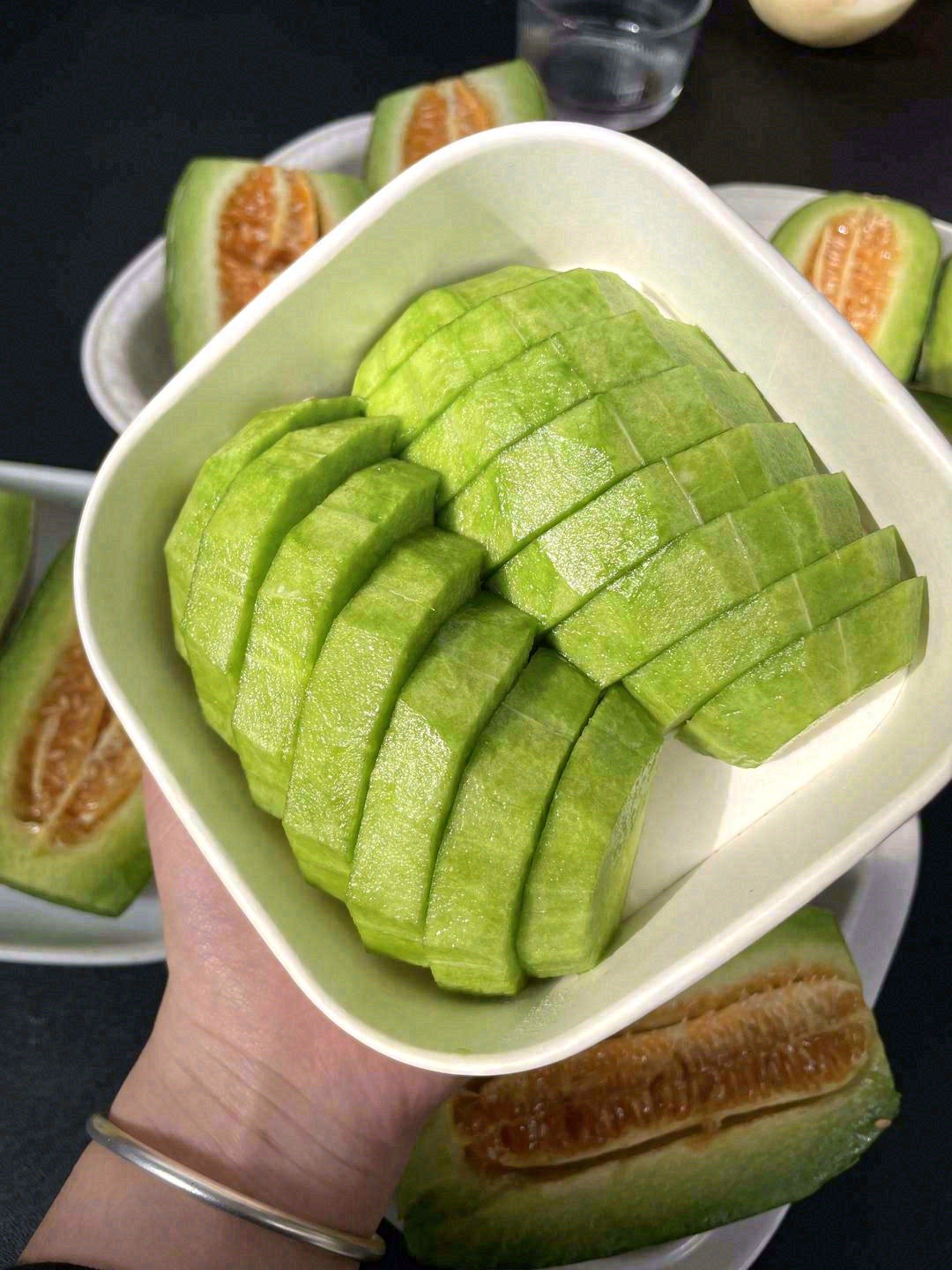 微风正暖🌈，羊角正甜🧡 #羊角蜜甜瓜#羊 配图2