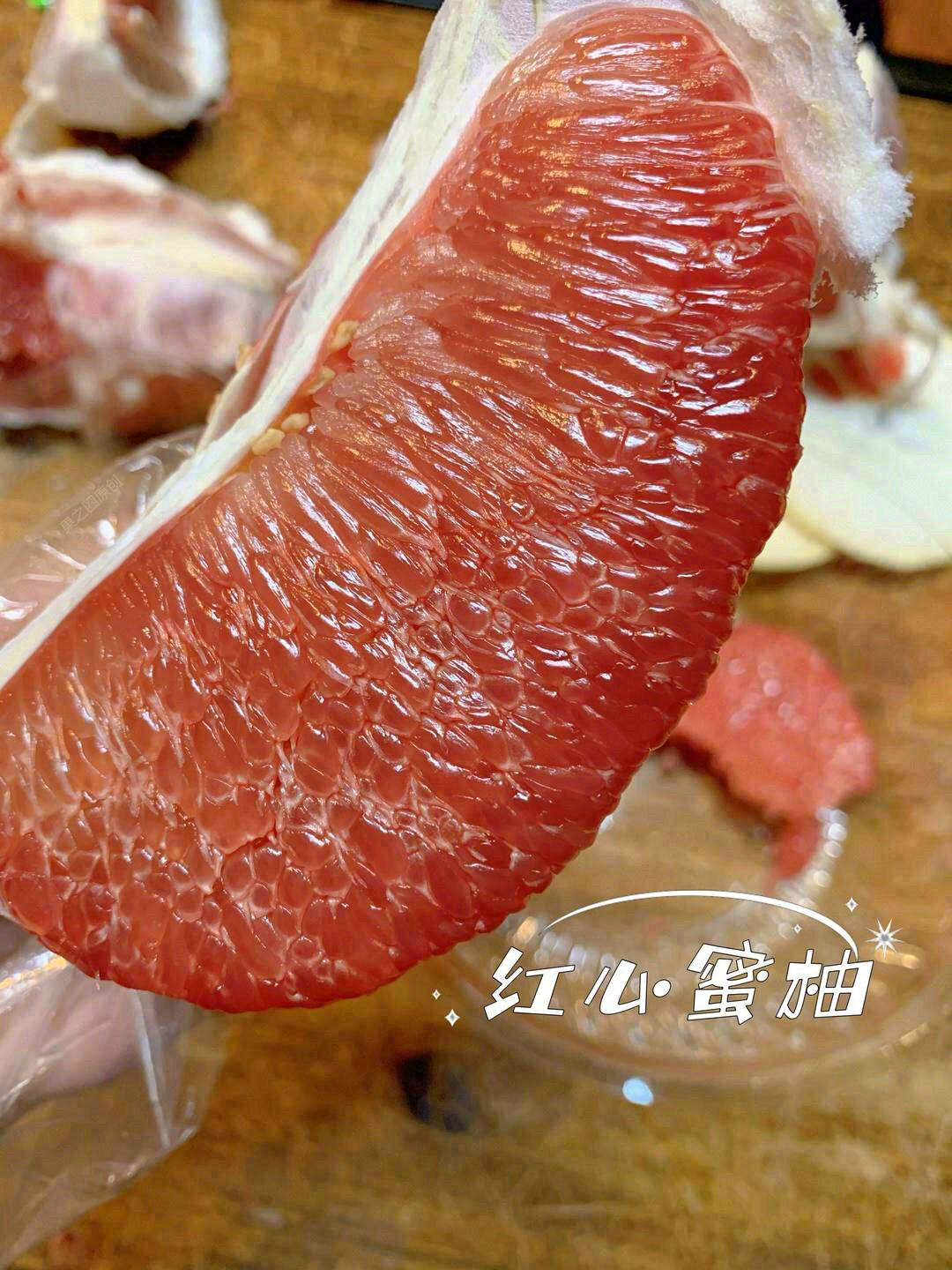 🍊红肉蜜柚是秋冬天的时令水果，它含有大量 配图2