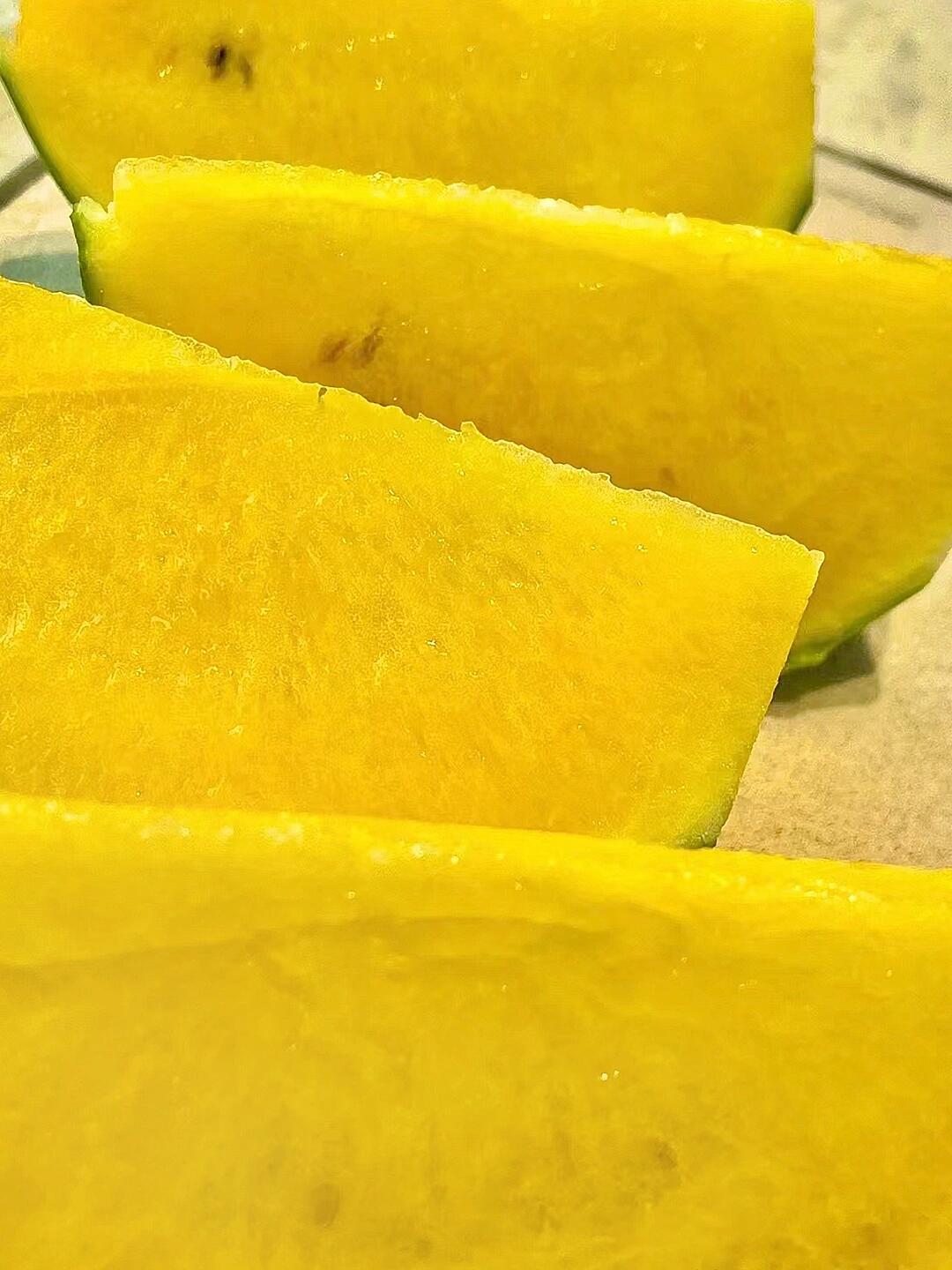 🌤阳光心瓜肉，开心又一天 还没有到嘴里😋 配图3