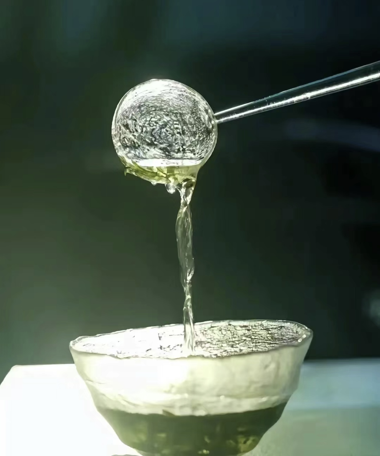 西湖龙井，茶中珍品。汲取天地精华，叶片翠 配图2