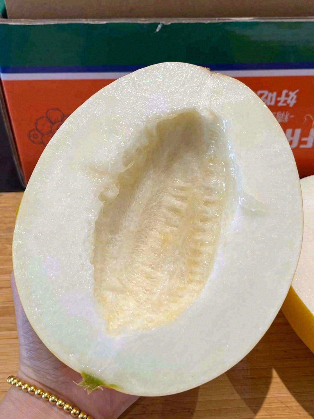 拿在手里🤲，金黄浑圆🍈 凑近一闻，一股甜 配图1