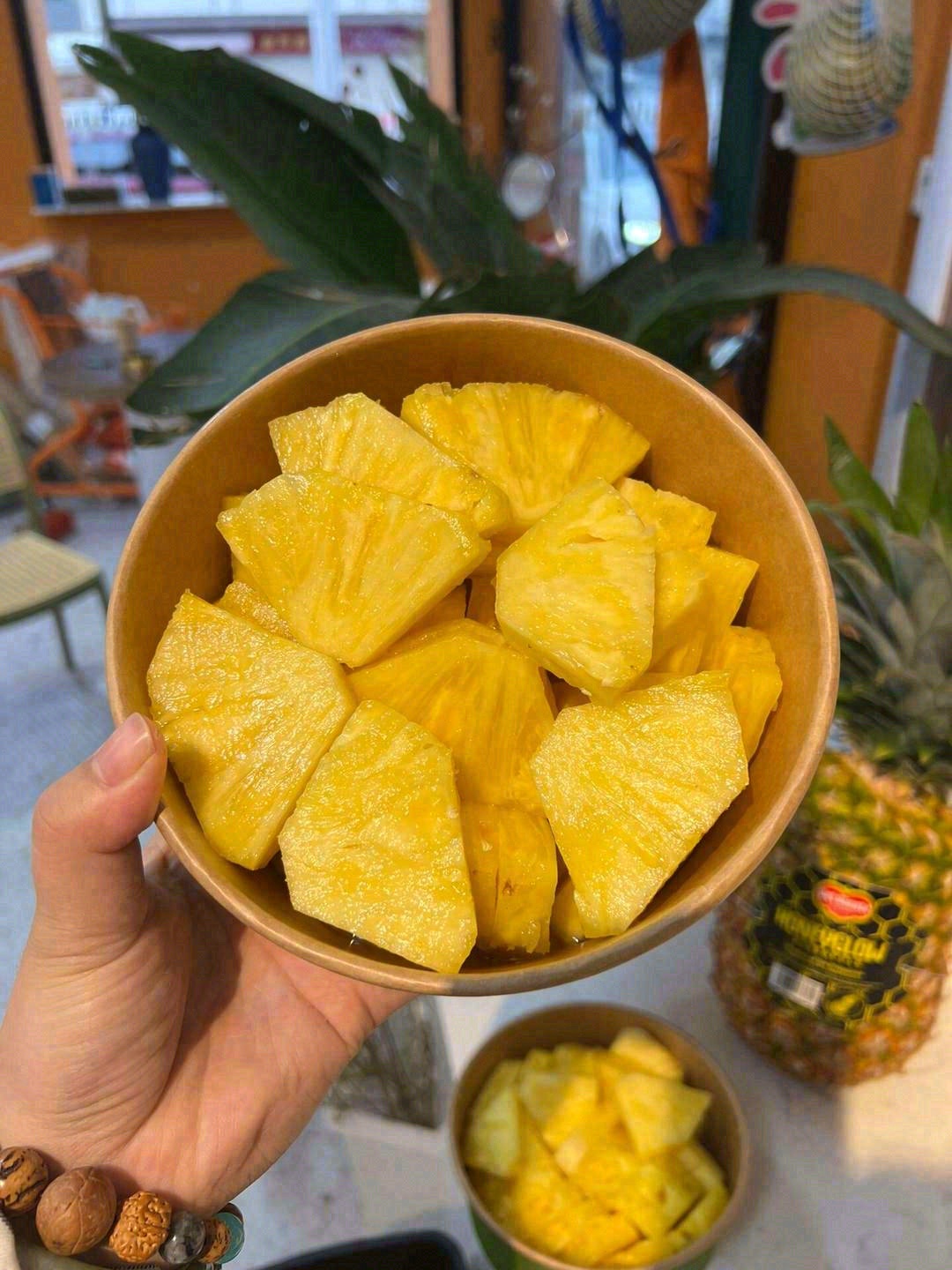 金灿灿的果肉一口咬下去🌻，果肉在齿间飚出 配图1
