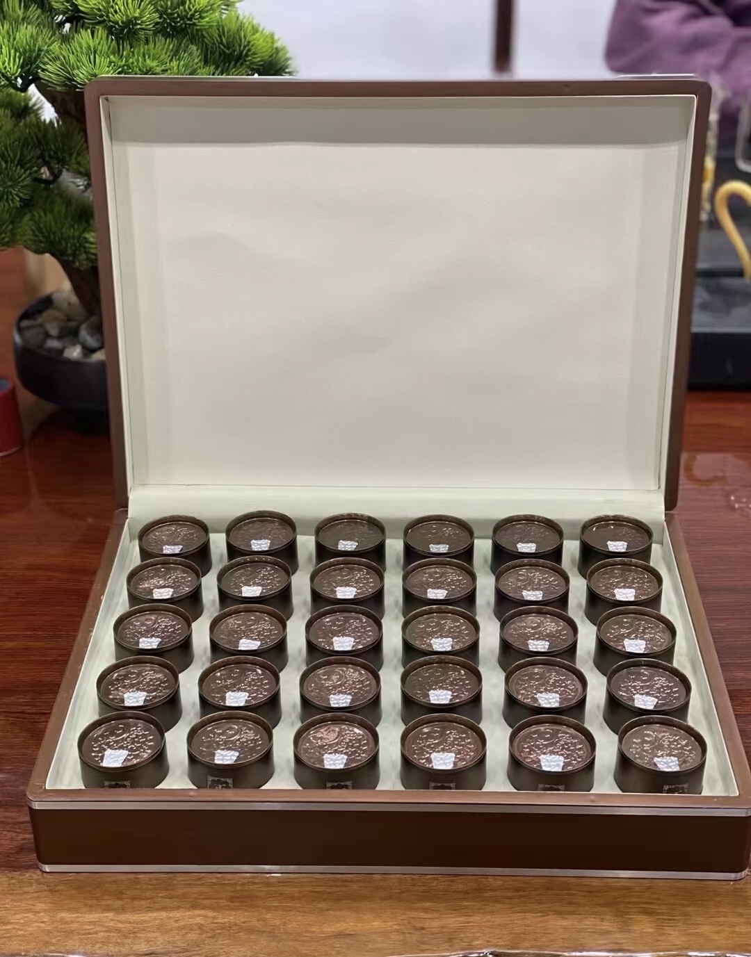 红茶的鼻祖正山小种小罐茶，条形黝黑分明， 配图2