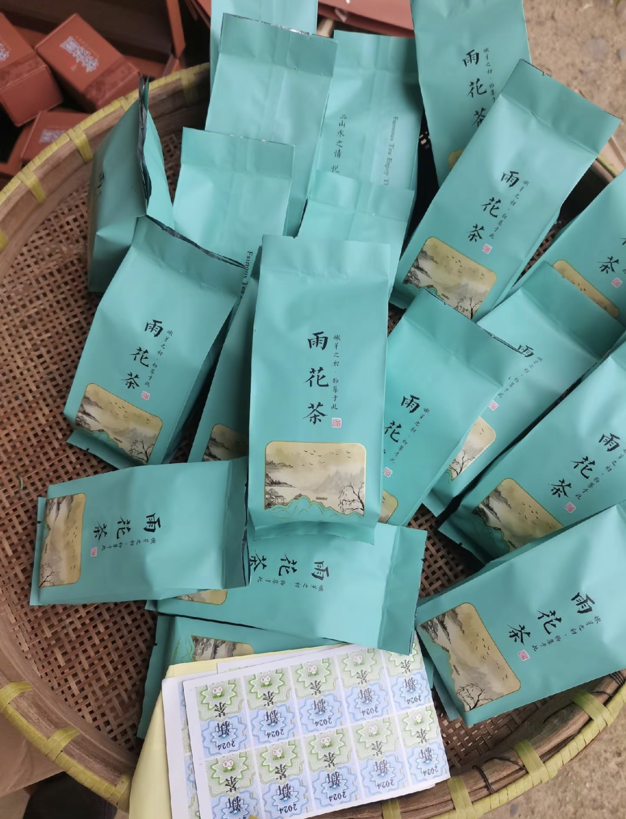 上善若水润万物，厚德载物纳百川。清心看世 配图1