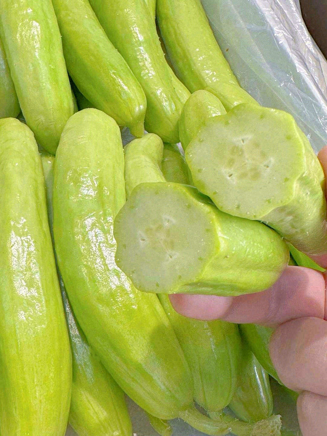 奶油小黄瓜🥒 通体如玉，鲜嫩碧绿，看起来 配图1