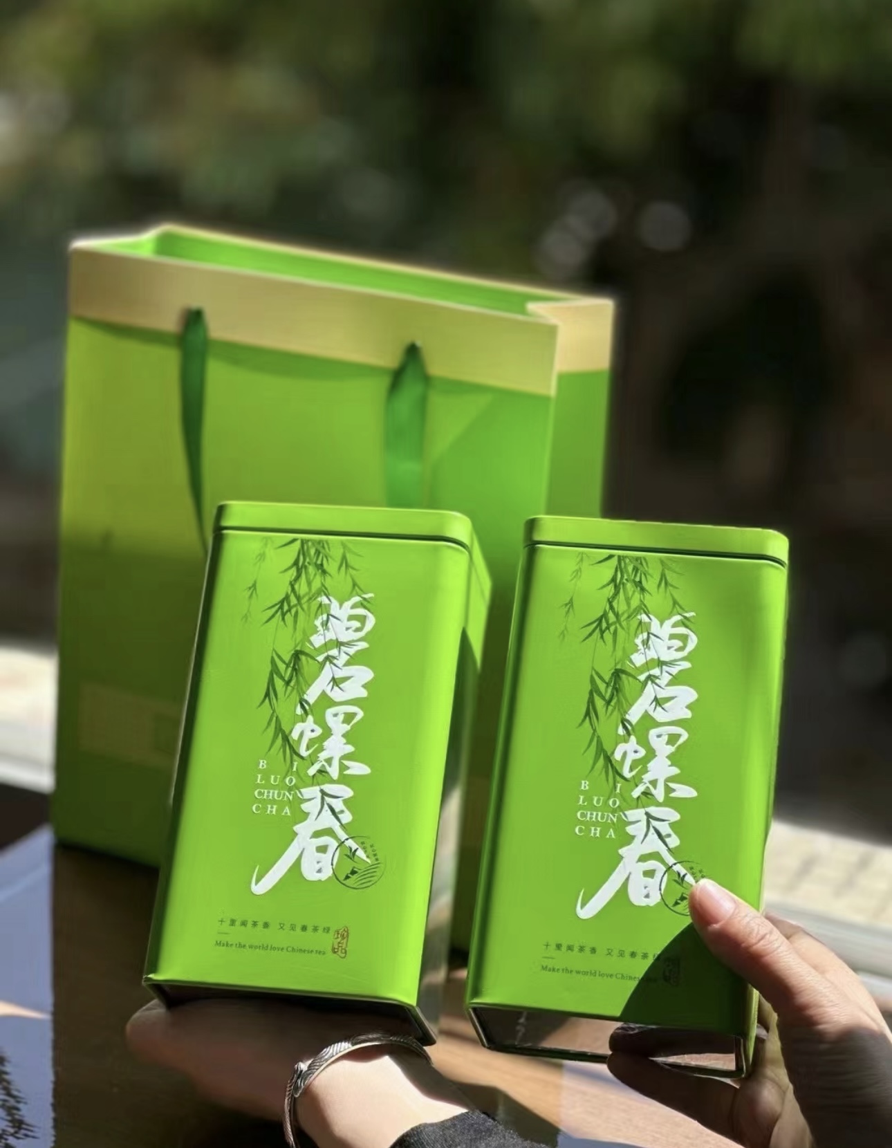 其外形条索纤细，卷曲成螺，满身披毫，银绿 配图2
