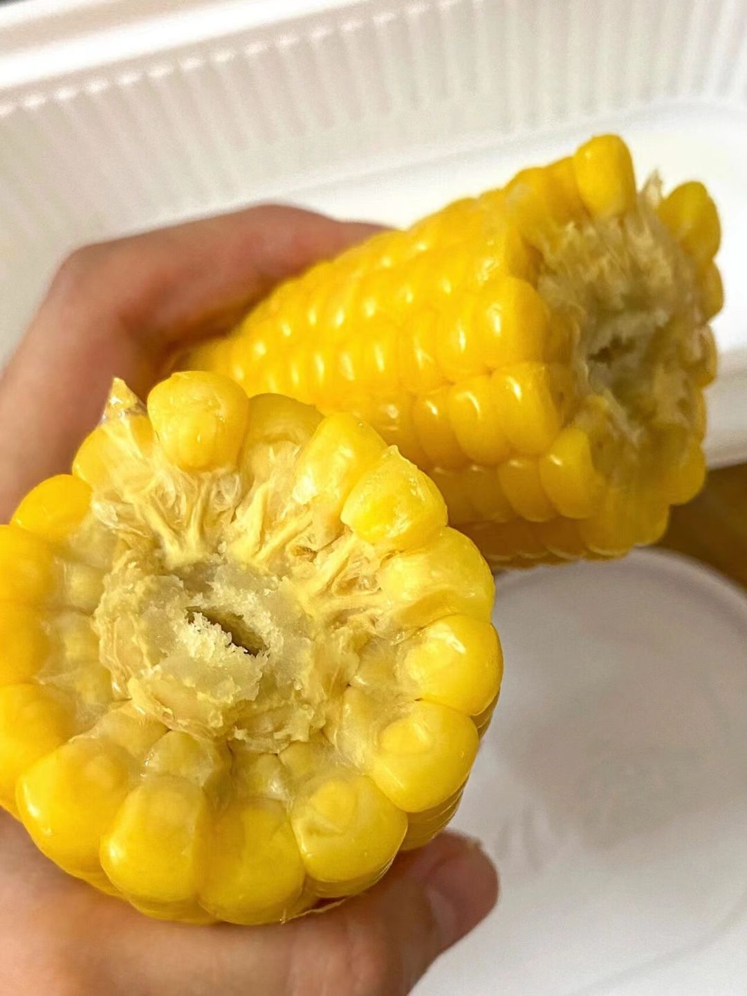 😍咬破的玉米粒，露出晶莹如冰糖心的果肉💛 配图3