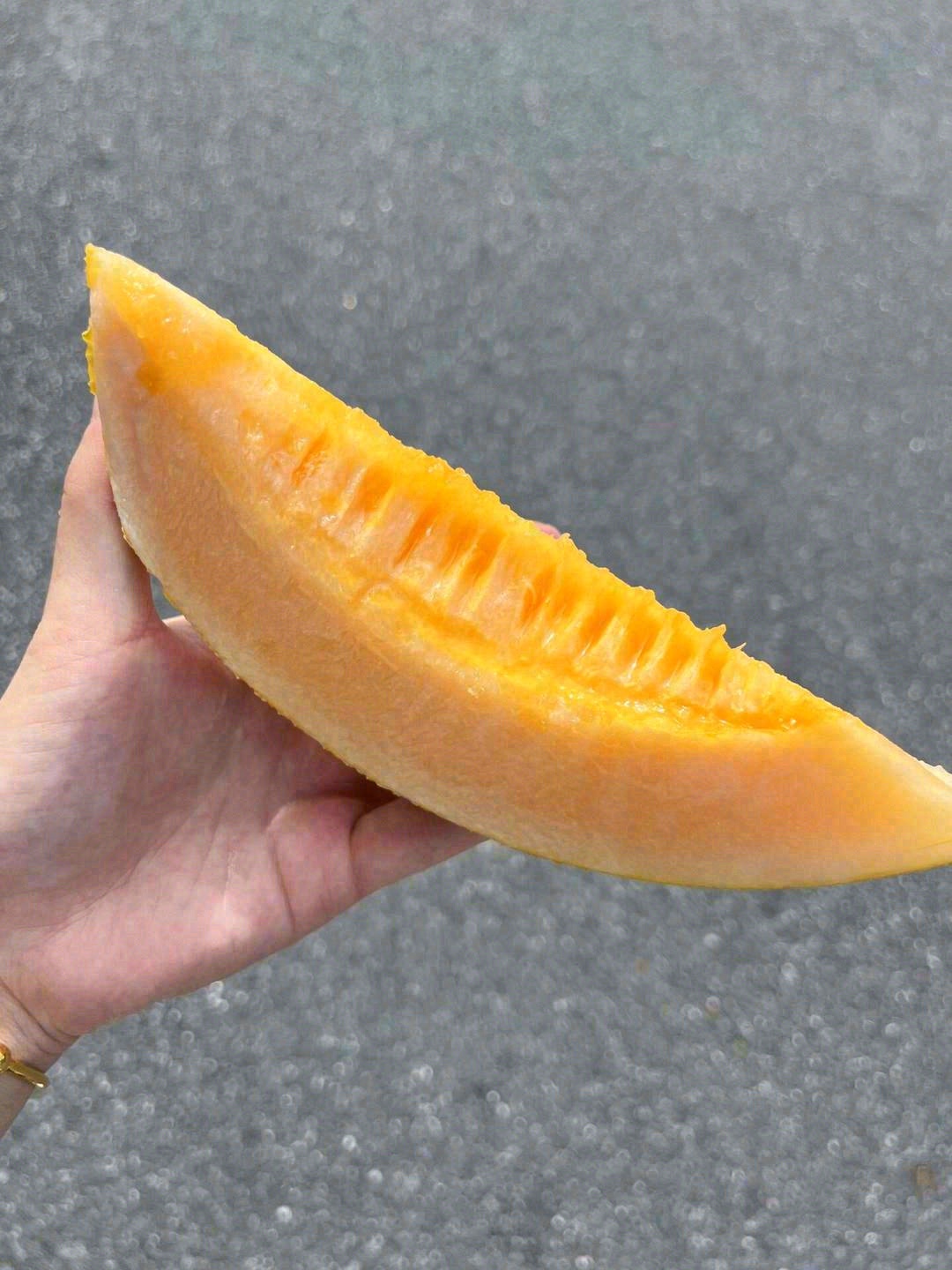 山河辽阔，人间烟火😋 一口甜蜜的哈密瓜🍈 配图1
