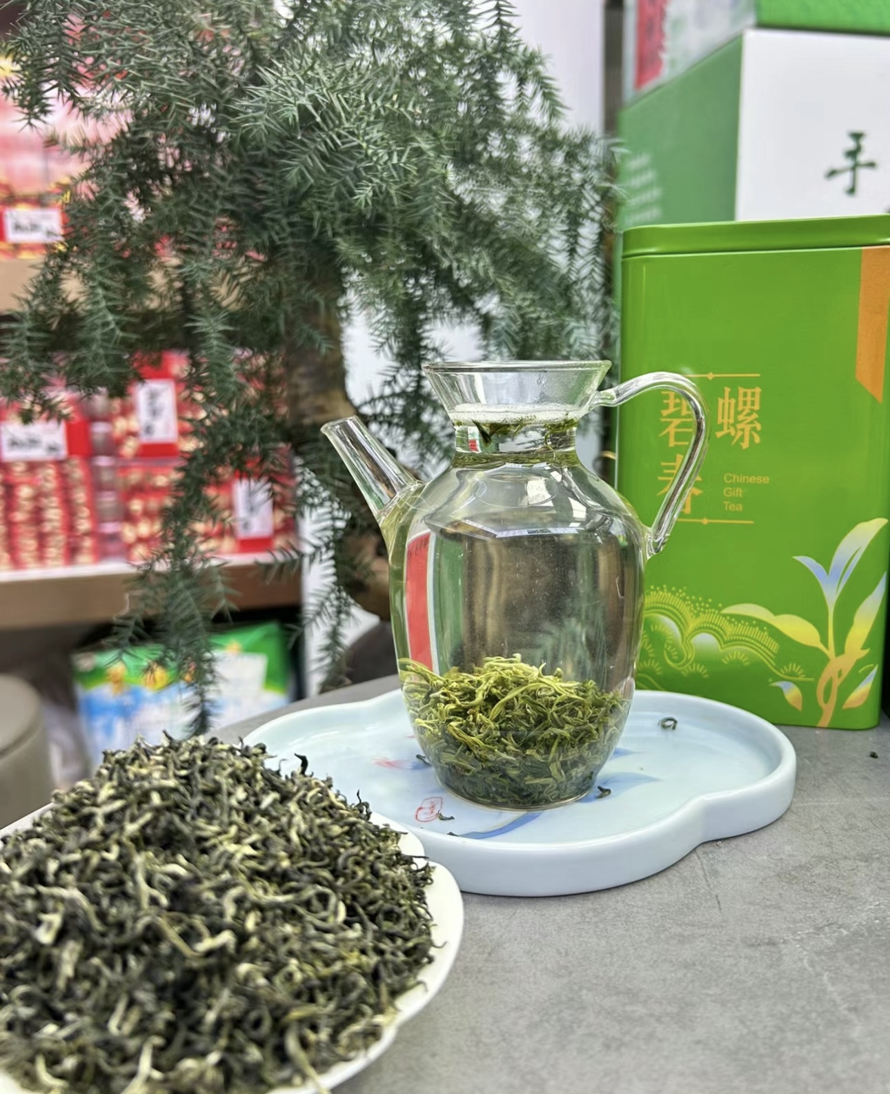 碧螺春的特点十分鲜明，其外形条索纤细，茸 配图2