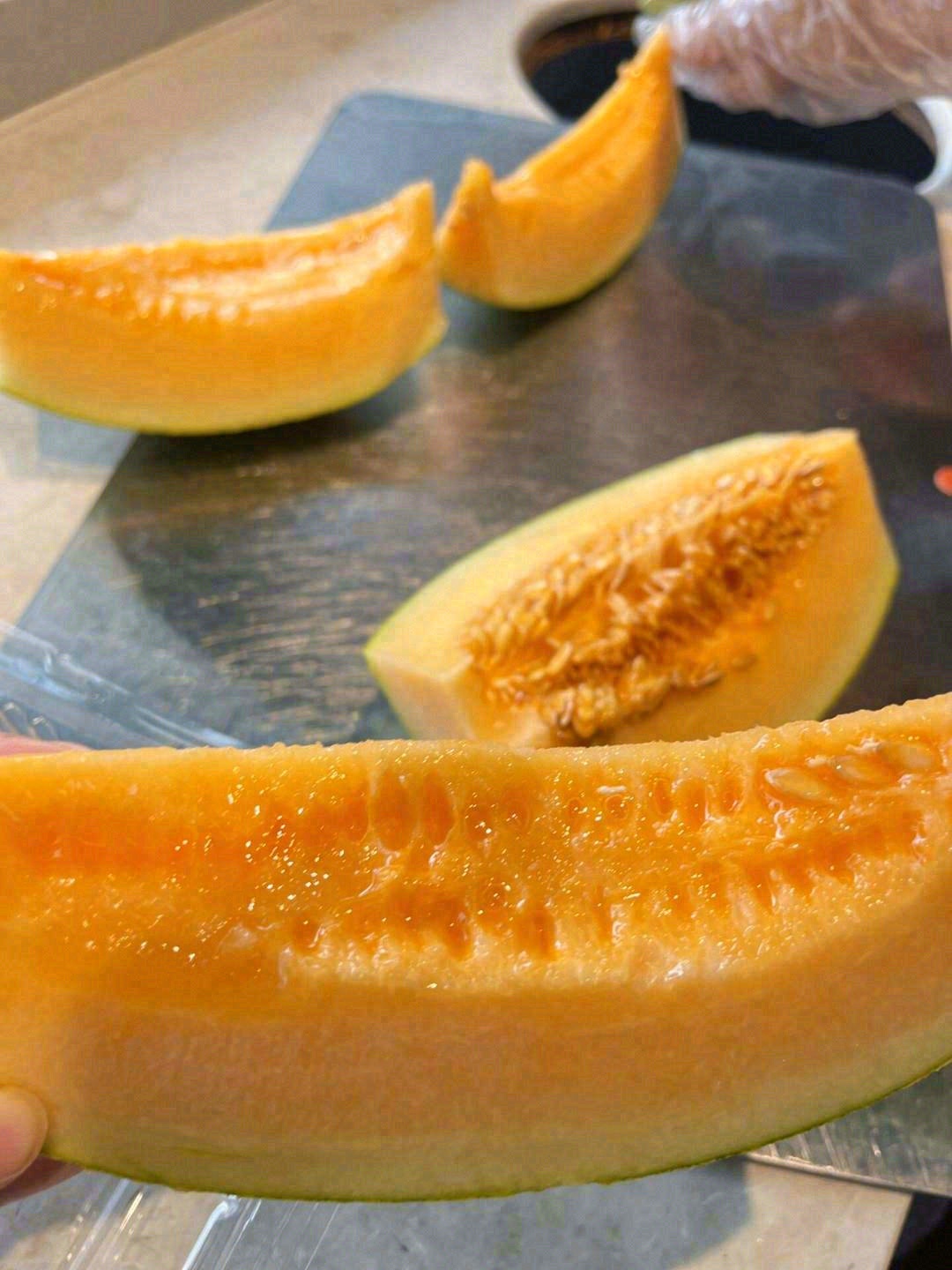 山河辽阔，人间烟火😋 一口甜蜜的哈密瓜🍈 配图2
