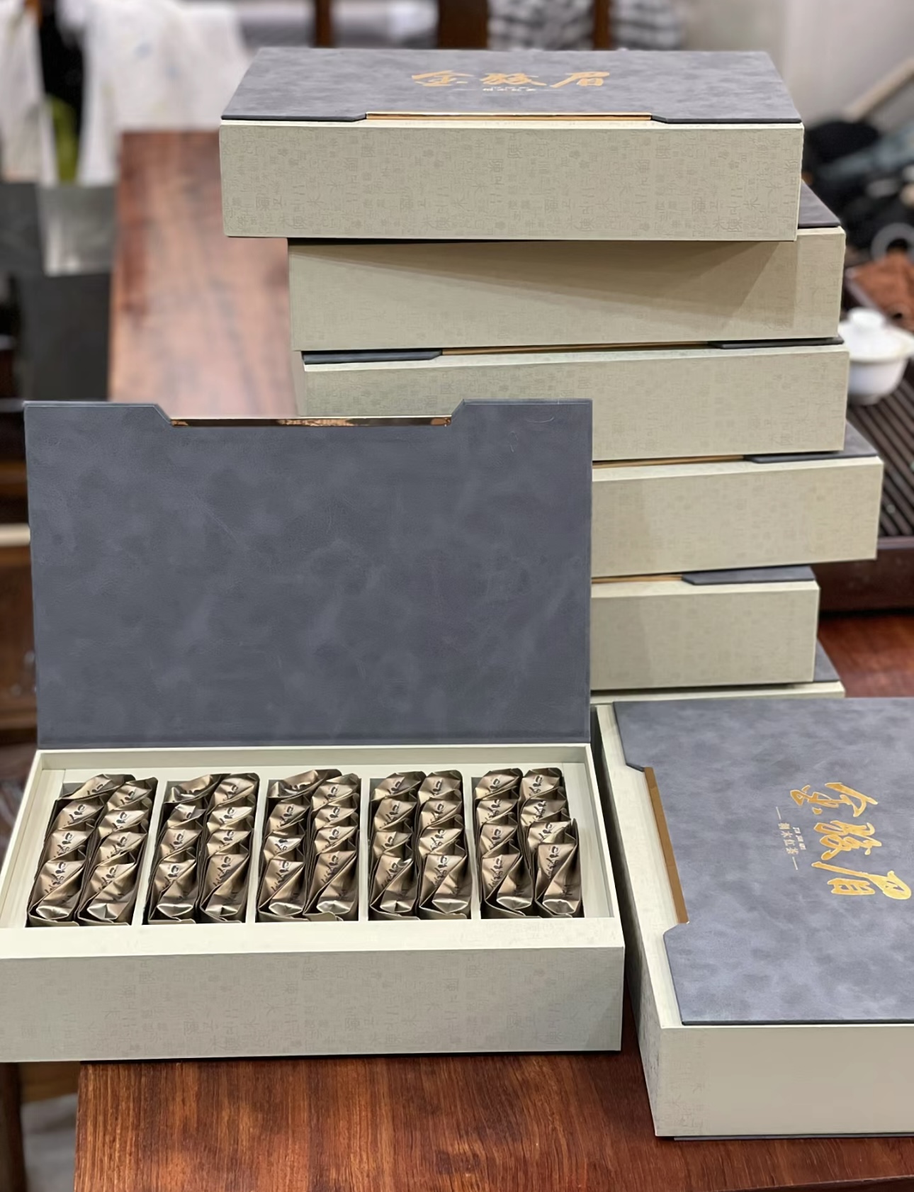 金骏眉，茶中珍品。其形细小紧秀，汤色金黄 配图3