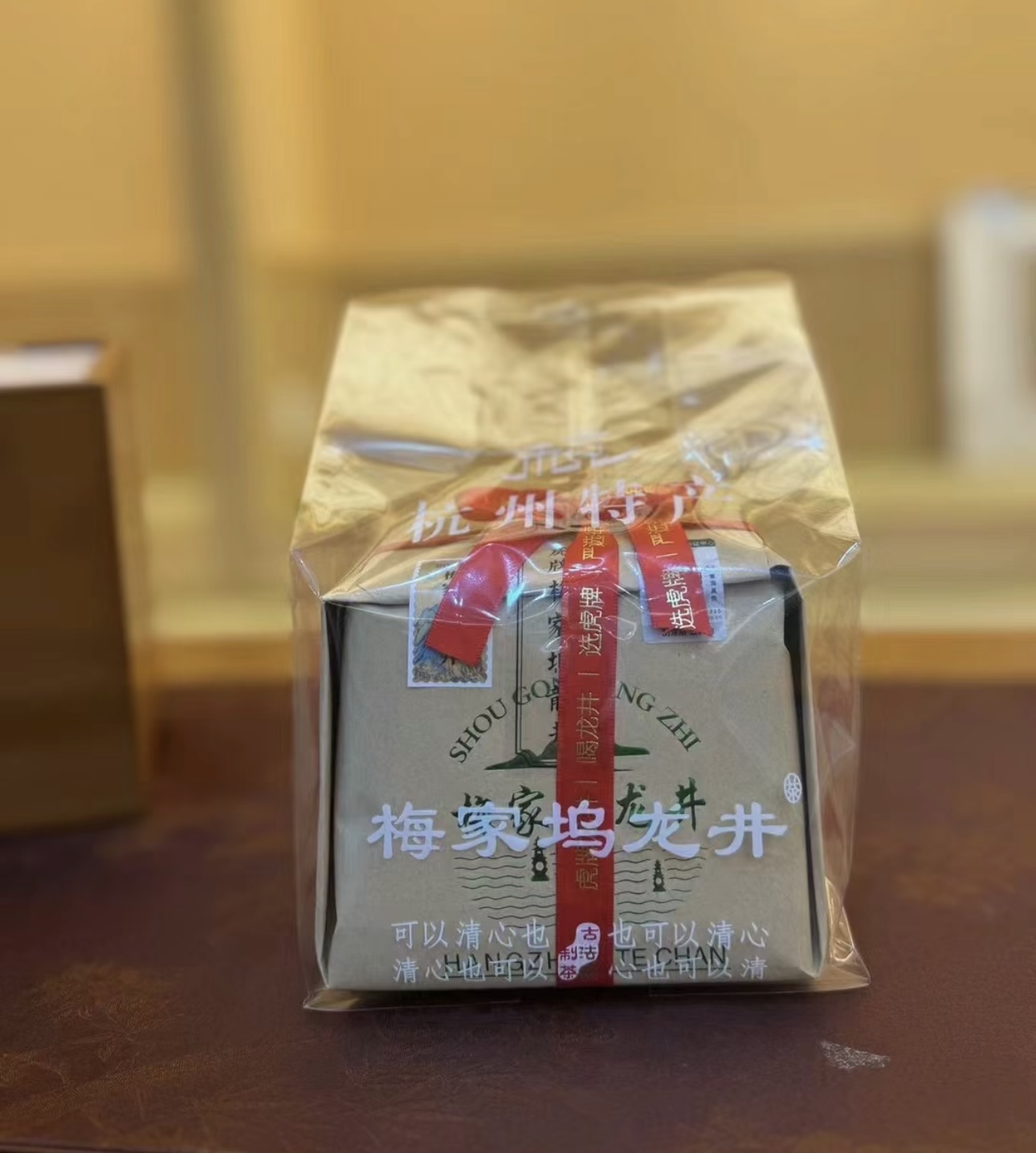 龙井茶色泽翠绿，香气浓郁，甘醇爽口，形如 配图1