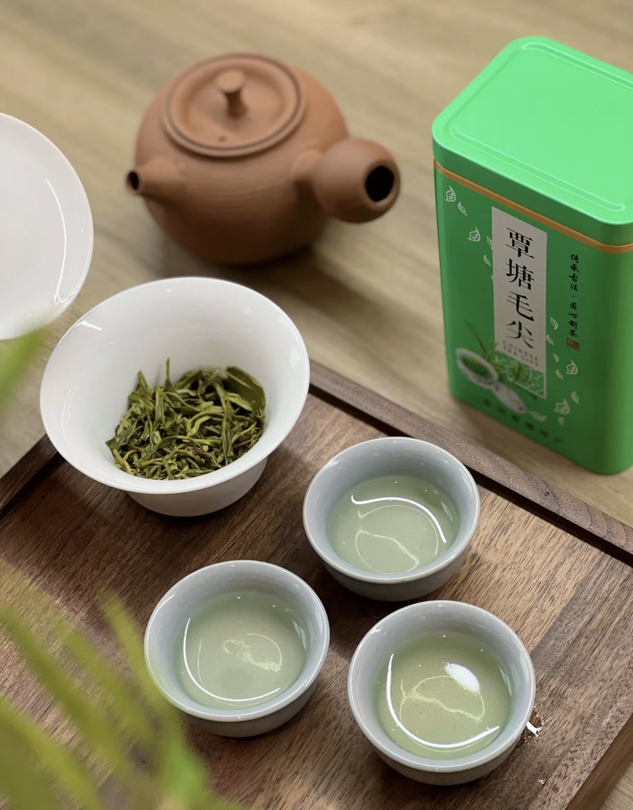 覃塘毛尖它外形条索纤细，色泽翠绿，茶香清 配图1