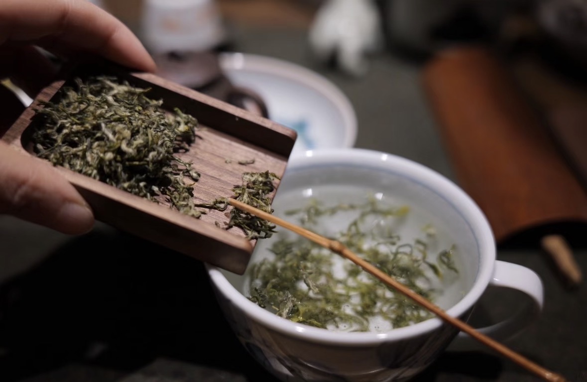 春茶至鲜，不过碧螺。条索纤细，满身披毫， 配图3