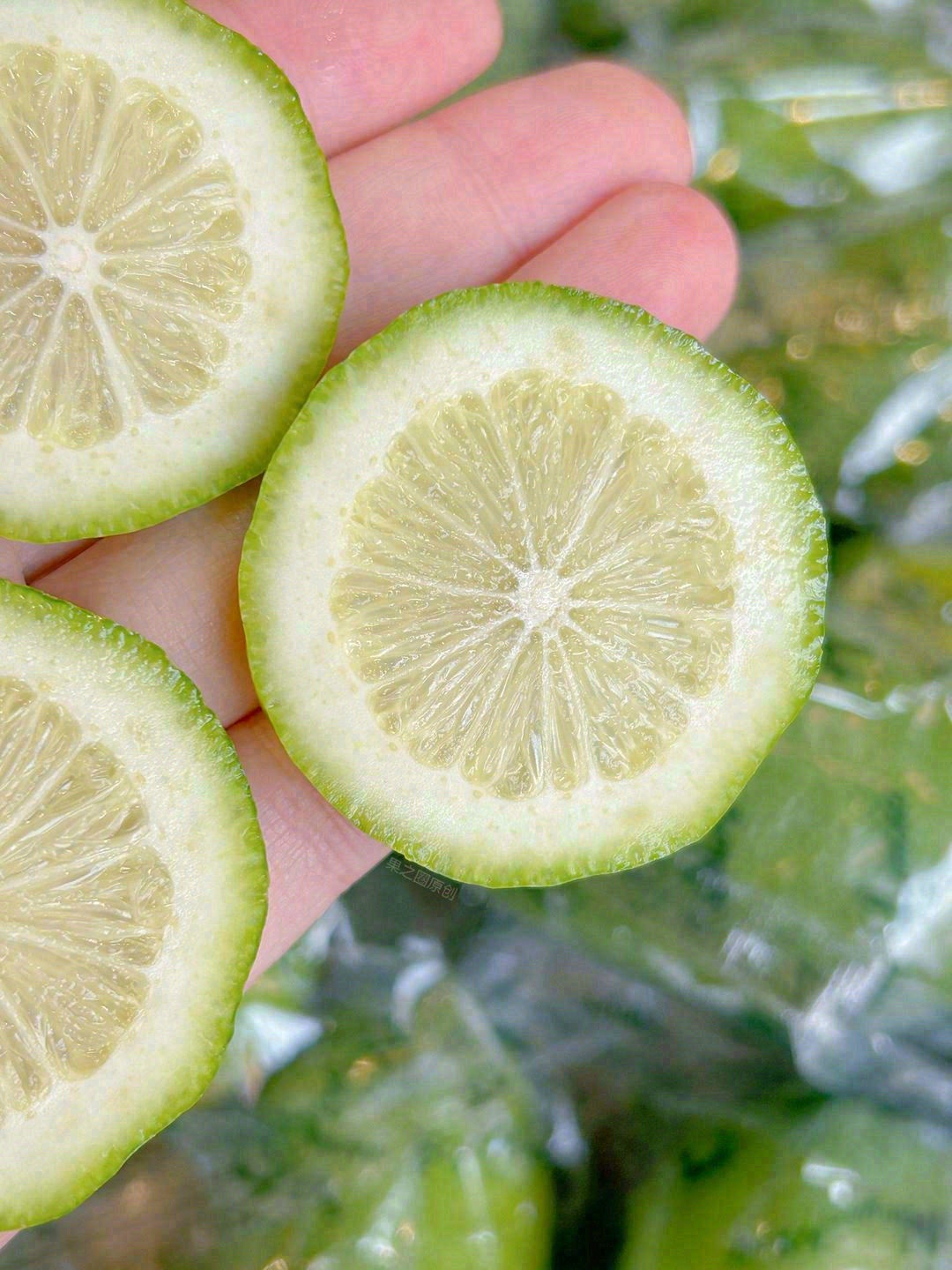 🍋切开后果肉呈淡淡的青黄色，香气四溢🌿汁 配图1